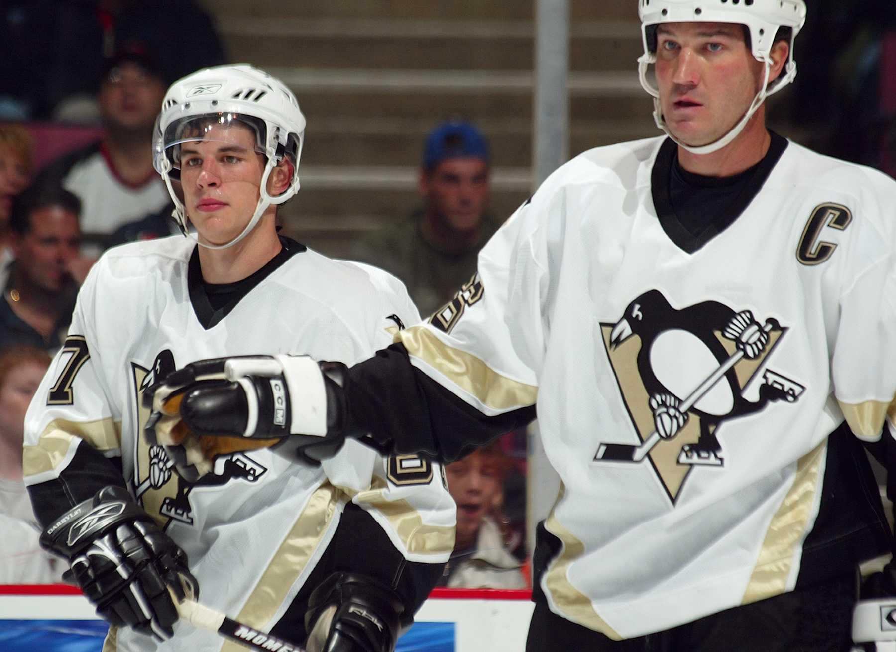 Pittsburgh Penguins current captain Sidney Crosby (left) and former captain Mario Lemieux as teammates in 2005. 