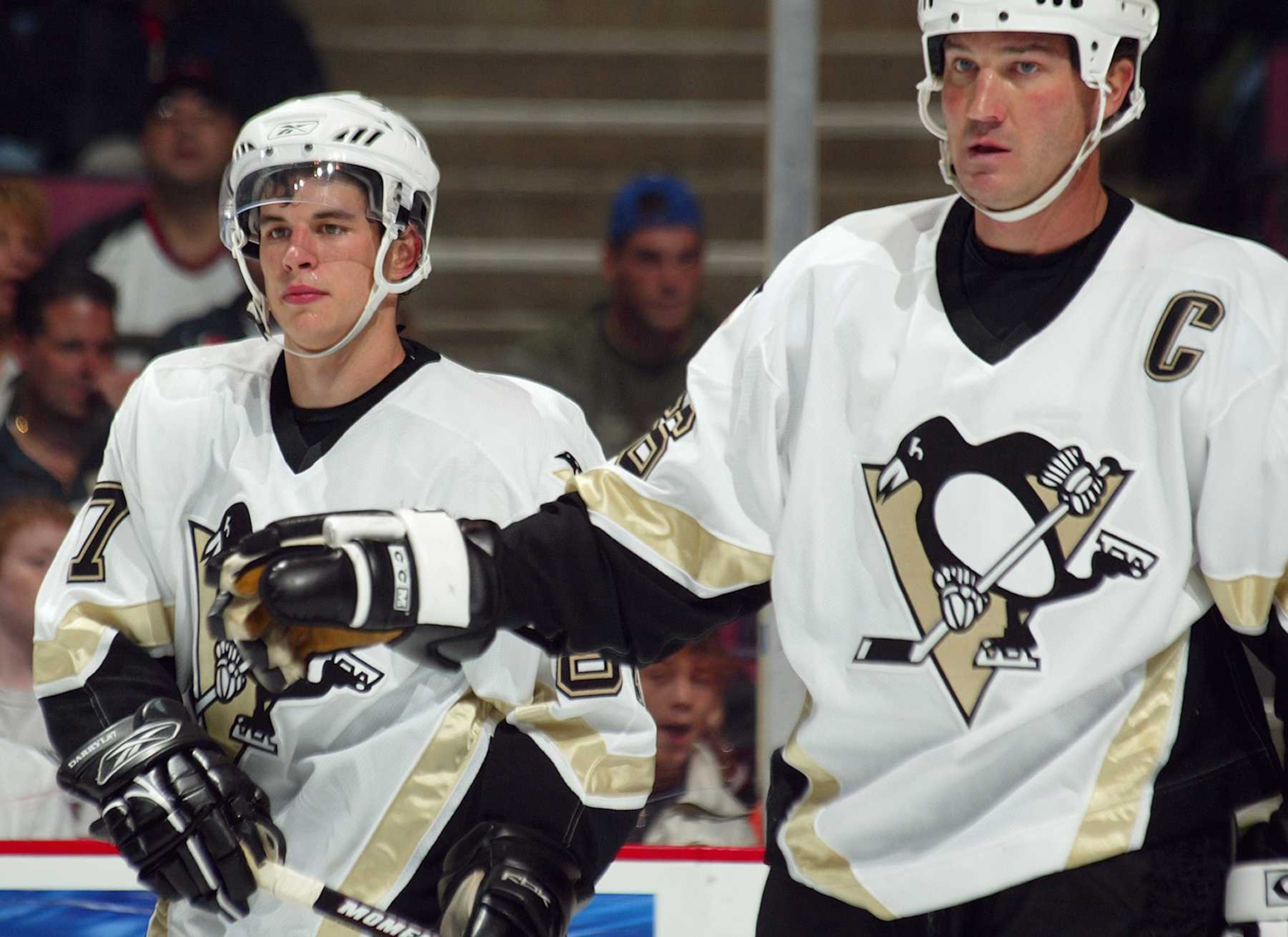 Pittsburgh Penguins current captain Sidney Crosby (left) and former captain Mario Lemieux as teammates in 2005. 