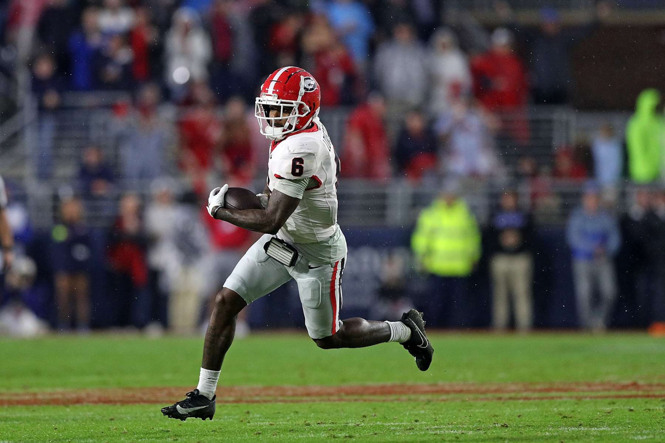OXFORD, MISSISSIPPI - NOVEMBER 09: Dominic Lovett #6 of the Georgia Bulldogs carries the ball during the game against the Mississippi Rebels at Vaught-Hemingway Stadium on November 09, 2024 in Oxford, Mississippi. (Photo by Justin Ford/Getty Images) OXFORD, MISSISSIPPI - NOVEMBER 09: Dominic Lovett #6 of the Georgia Bulldogs carries the ball during the game against the Mississippi Rebels at Vaught-Hemingway Stadium on November 09, 2024 in Oxford, Mississippi. (Photo by Justin Ford/Getty Images)
