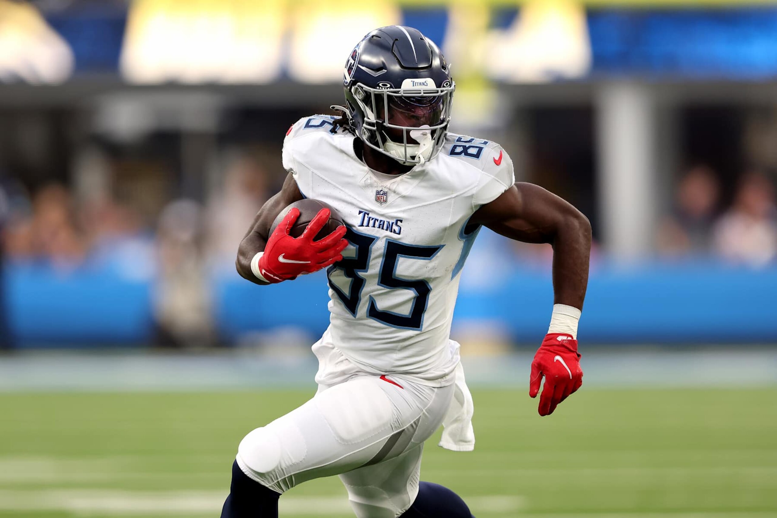 INGLEWOOD, CALIFORNIA - NOVEMBER 10: Chig Okonkwo #85 of the Tennessee Titans runs with the ball after a reception during a game against the Los Angeles Chargers at SoFi Stadium on November 10, 2024 in Inglewood, California. (Photo by Sean M. Haffey/Getty Images)