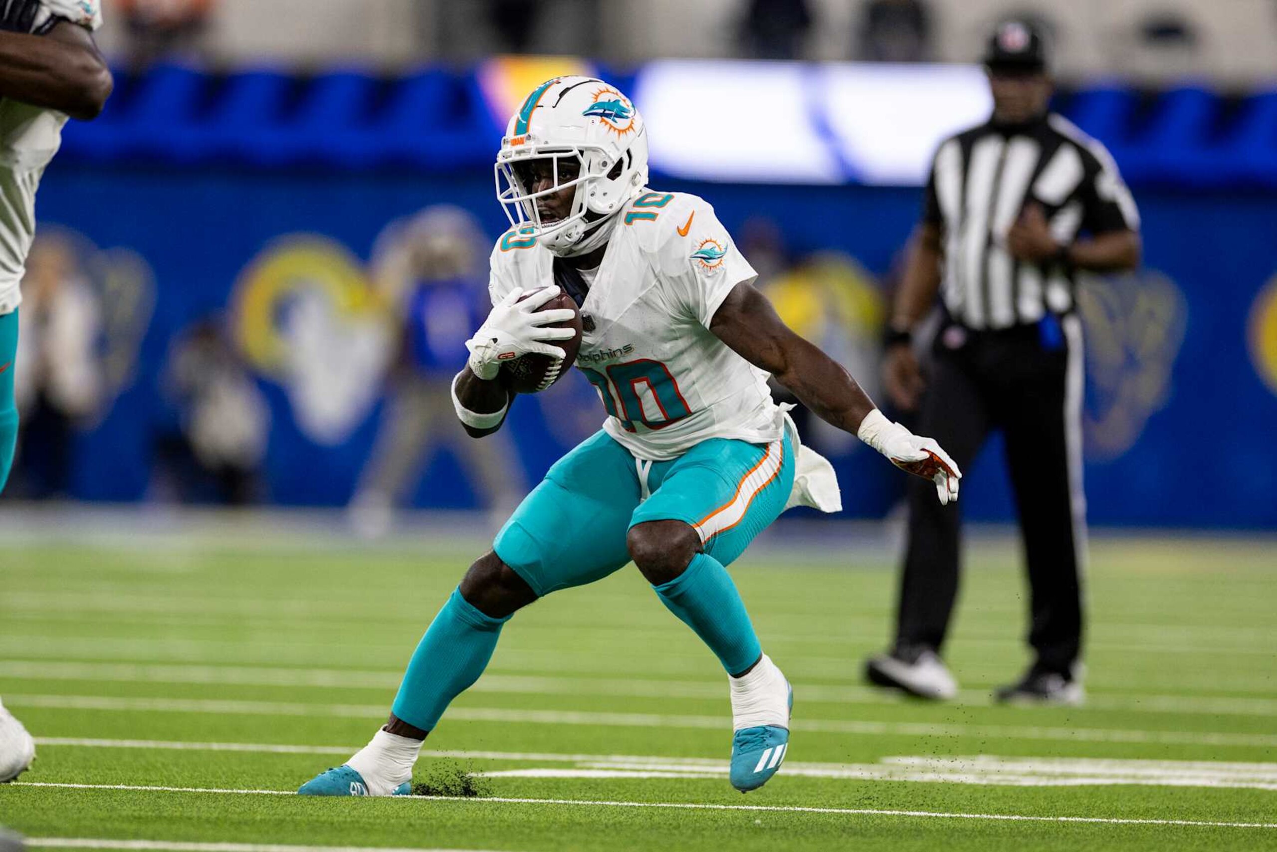 INGLEWOOD, CALIFORNIA - NOVEMBER 11: Tyreek Hill #10 of the Miami Dolphins runs with the ball during an NFL Football game against the Los Angeles Rams at SoFi Stadium on November 11, 2024 in Inglewood, California. (Photo by Michael Owens/Getty Images)
