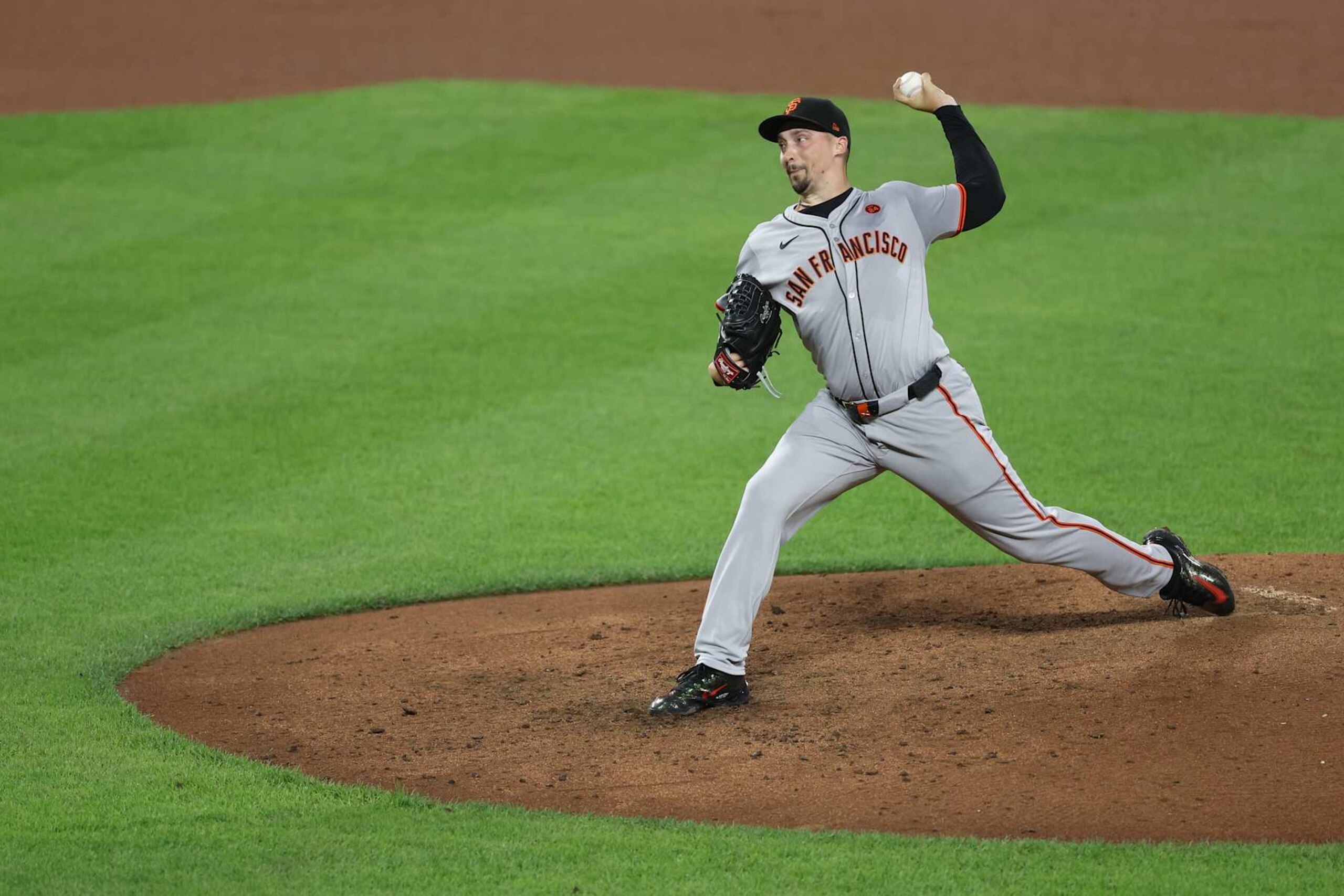 BALTIMORE, MARYLAND - SEPTEMBER 17: Blake Snell #7 of the San Francisco Giants pitches against the Baltimore Orioles at Oriole Park at Camden Yards on September 17, 2024 in Baltimore, Maryland. (Photo by Patrick Smith/Getty Images)