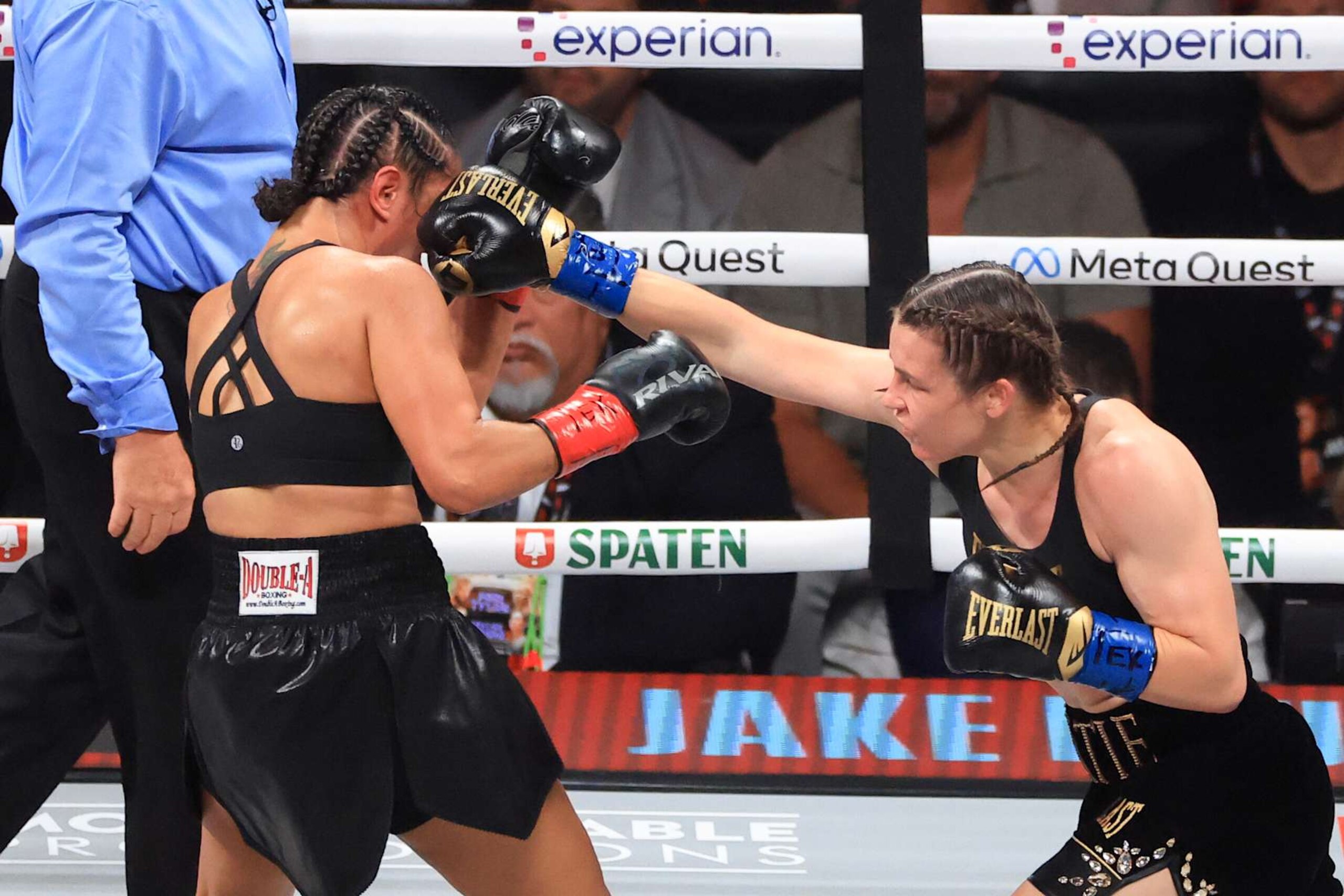 ARLINGTON, TEXAS - NOVEMBER 15: Katie Taylor (R) punches Amanda Serrano during their undisputed women's super lightweight title bout at AT&T Stadium on November 15, 2024 in Arlington, Texas. (Photo by Christian Petersen/Getty Images)