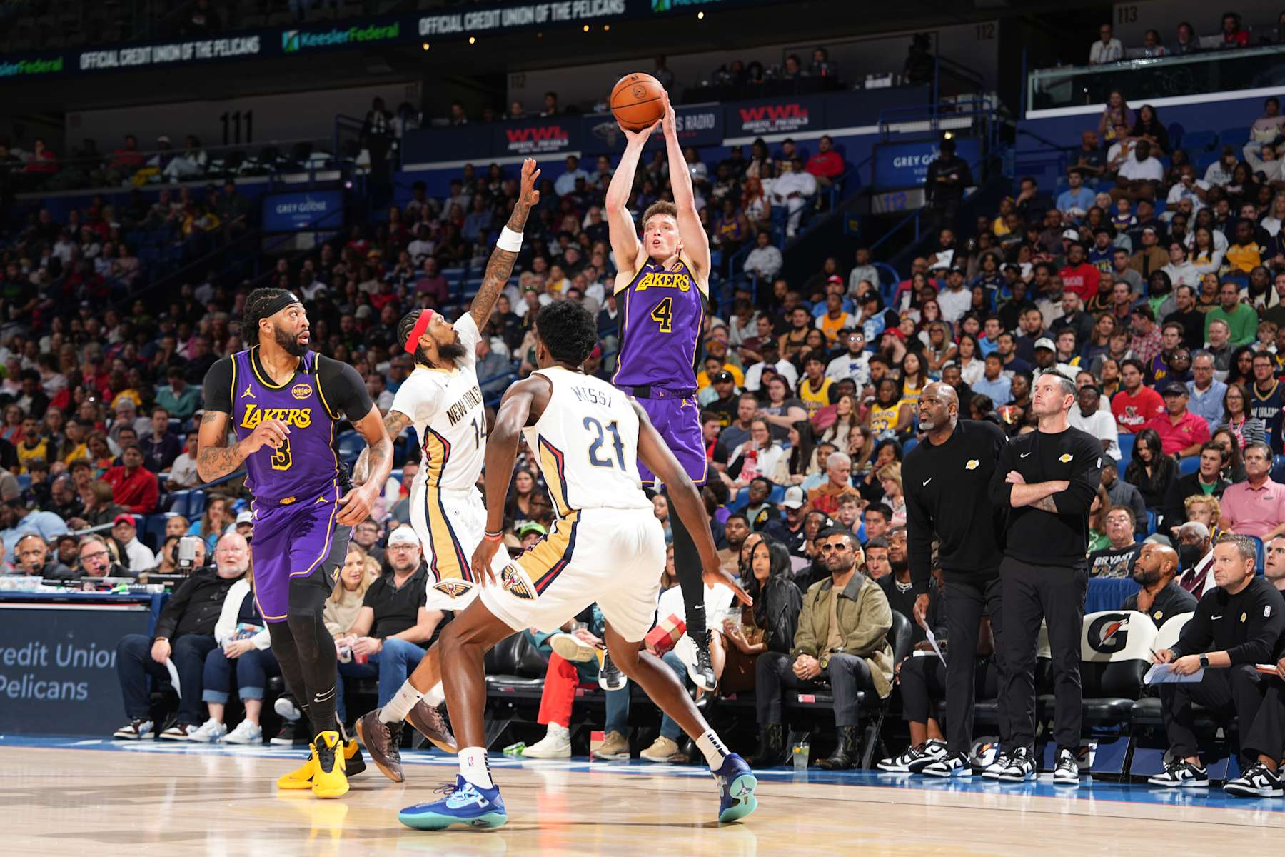 NEW ORLEANS, LA - NOVEMBER 16: Dalton Knecht #4 of the Los Angeles Lakers shoots the ball during the game against the New Orleans Pelicans on November 16, 2024 at the Smoothie King Center in New Orleans, Louisiana. NOTE TO USER: User expressly acknowledges and agrees that, by downloading and or using this Photograph, user is consenting to the terms and conditions of the Getty Images License Agreement. Mandatory Copyright Notice: Copyright 2024 NBAE (Photo by Jesse D. Garrabrant/NBAE via Getty Images)