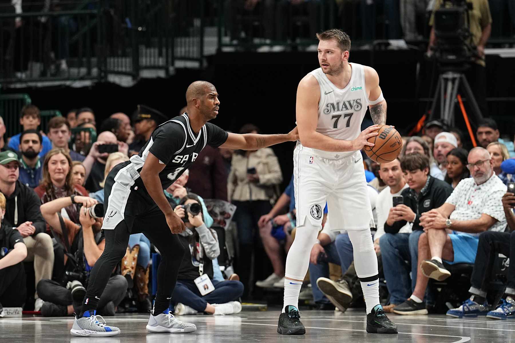 DALLAS, TX - NOVEMBER 16: Luka Doncic #77 of the Dallas Mavericks handles the ball during the game against the San Antonio Spurs on November 16, 2024 at American Airlines Center in Dallas, Texas. NOTE TO USER: User expressly acknowledges and agrees that, by downloading and or using this photograph, User is consenting to the terms and conditions of the Getty Images License Agreement. Mandatory Copyright Notice: Copyright 2024 NBAE (Photo by Glenn James/NBAE via Getty Images)
