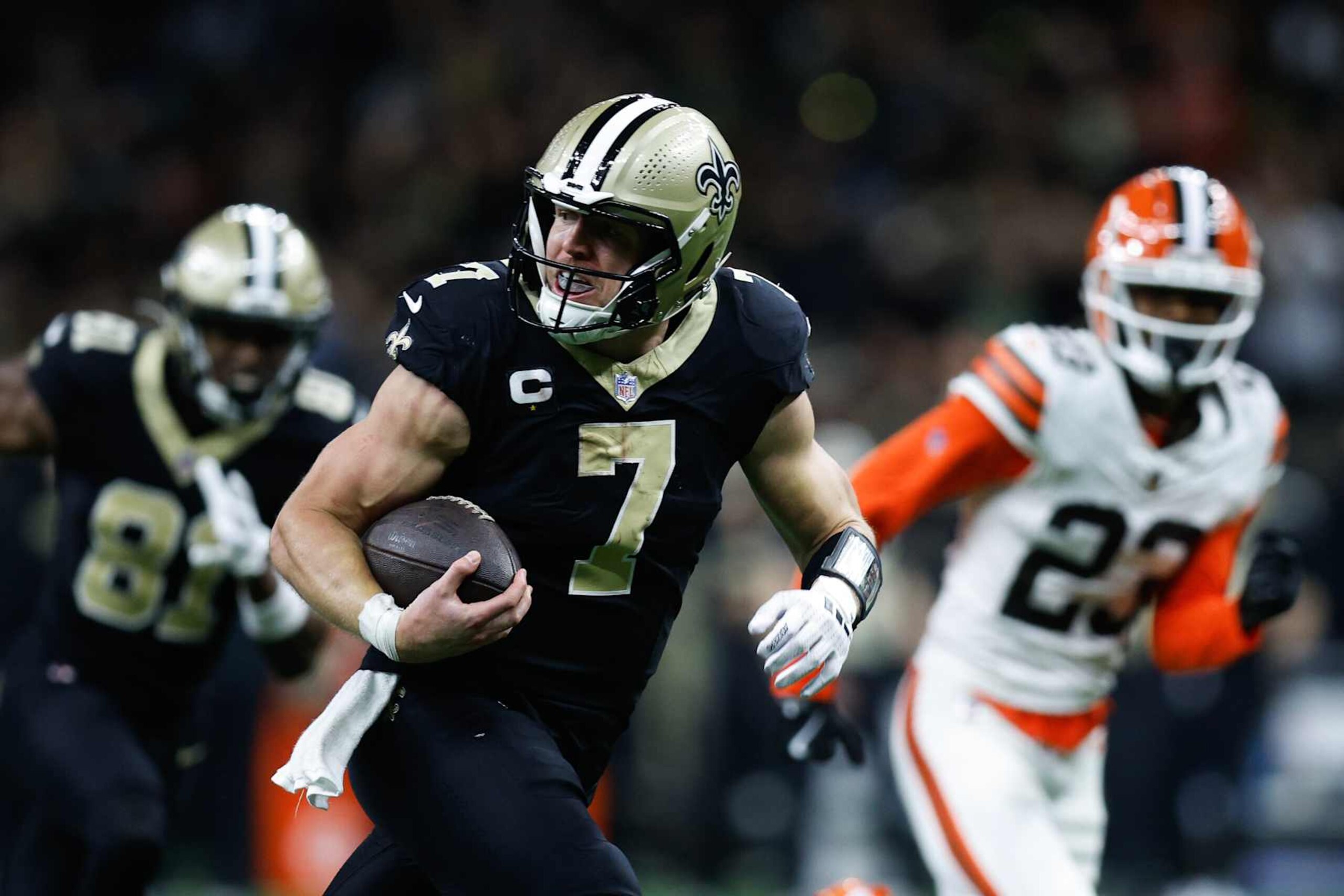 NEW ORLEANS, LOUISIANA - NOVEMBER 17: Taysom Hill #7 of the New Orleans Saints rushes for a fourth quarter touchdown against the Cleveland Browns at Caesars Superdome on November 17, 2024 in New Orleans, Louisiana. (Photo by Sean Gardner/Getty Images)