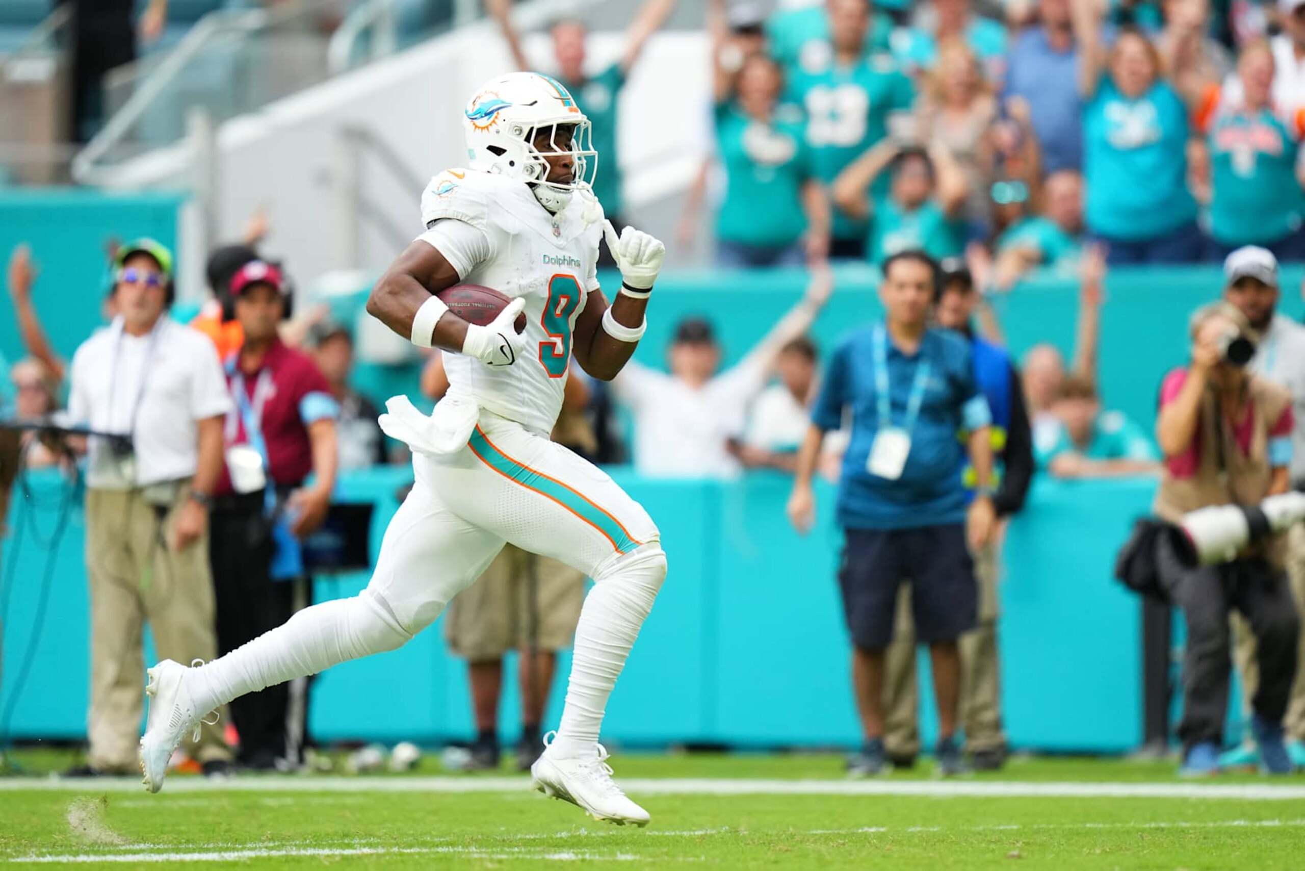MIAMI GARDENS, FLORIDA - NOVEMBER 17: Jonnu Smith #9 of the Miami Dolphins scores a receiving touchdown in the fourth quarter of a game against the Las Vegas Raiders at Hard Rock Stadium on November 17, 2024 in Miami Gardens, Florida. (Photo by Rich Storry/Getty Images)