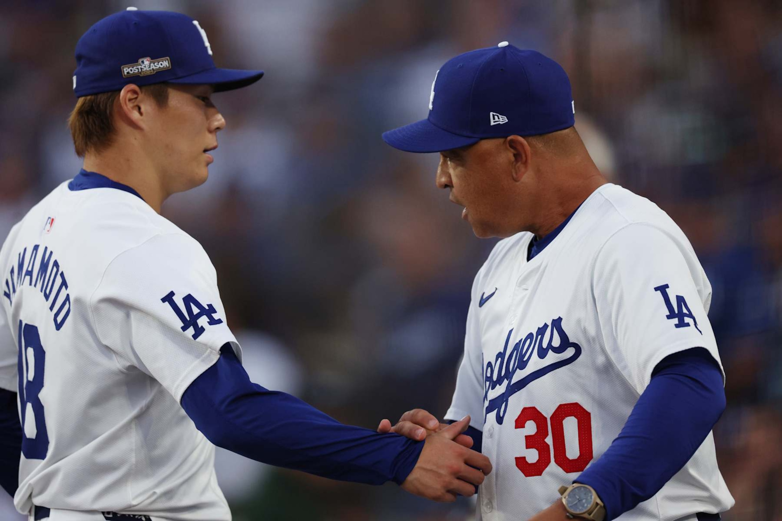 Yoshinobu Yamamoto (L) and Dave Roberts (R)