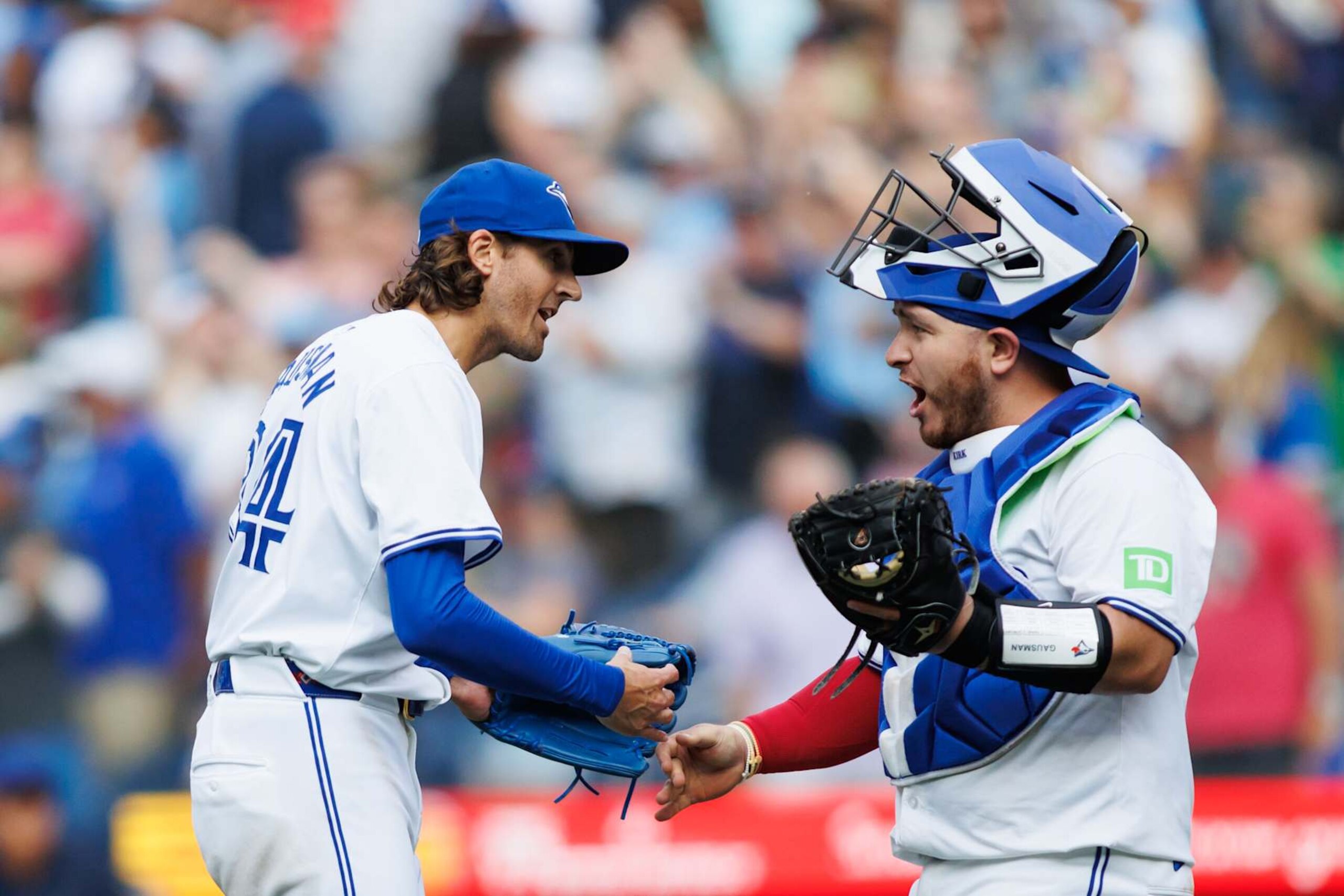 Kevin Gausman (L) and Alejandro Kirk (R)