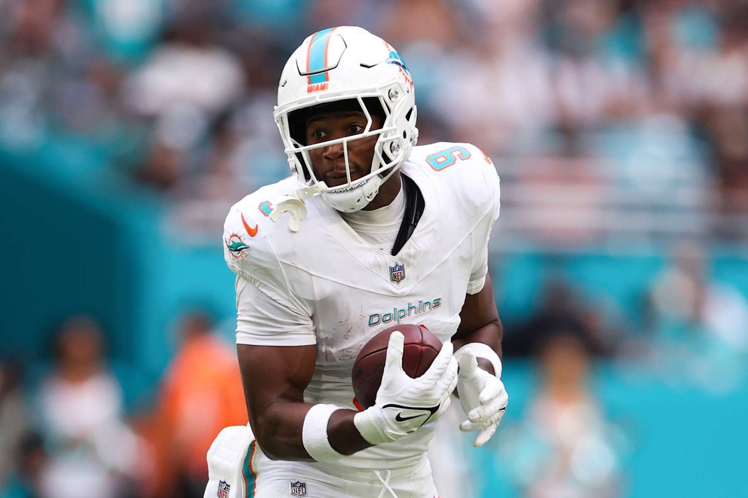 Dolphins TE Jonnu Smith 