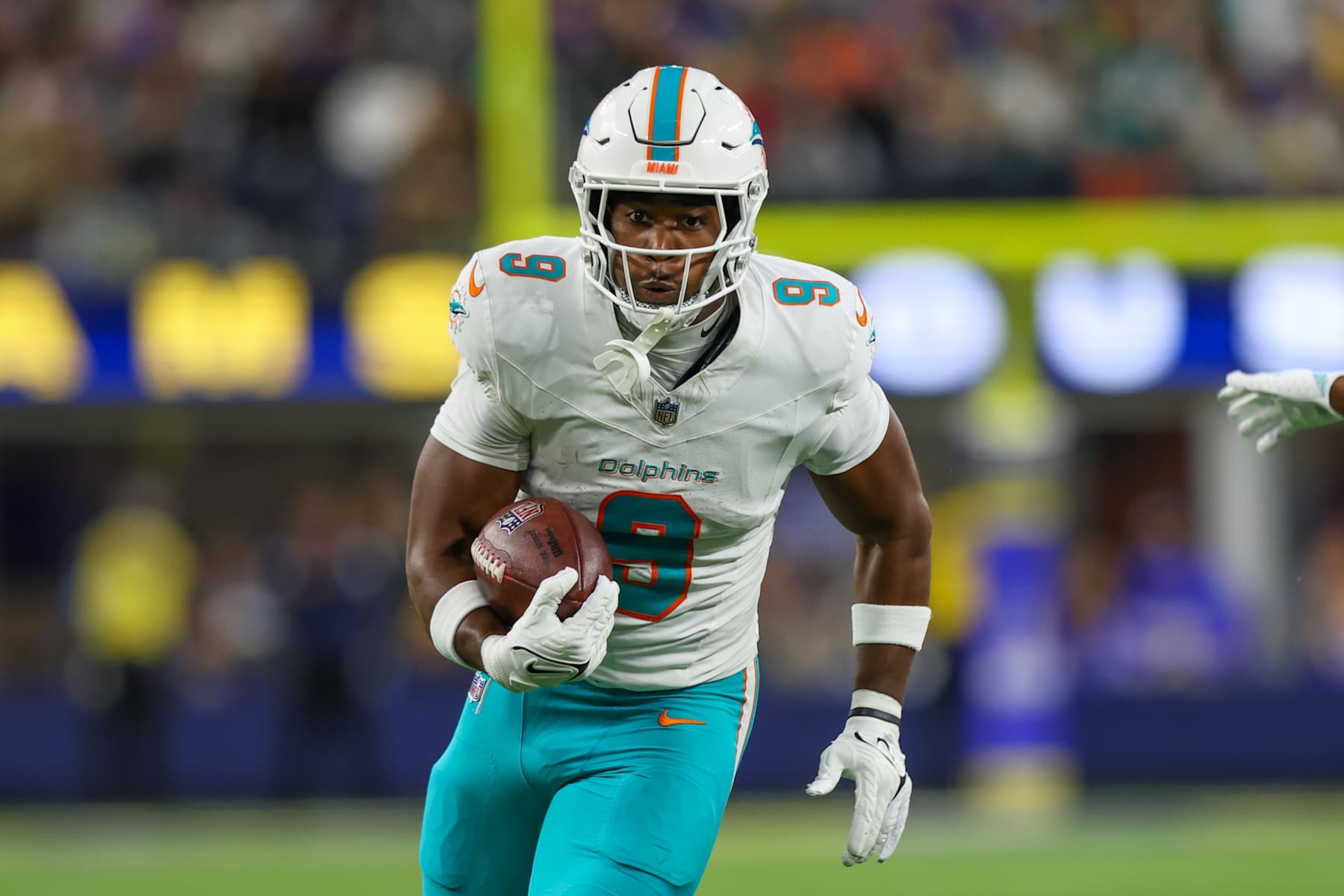 INGLEWOOD, CA - NOVEMBER 11: Miami Dolphins tight end Jonnu Smith (9) catches the ball for a gain during the NFL game between the Miami Dolphins and the Los Angeles Rams on November 11, 2024 at SoFi Stadium in Inglewood, CA. (Photo by Jordon Kelly/Icon Sportswire via Getty Images)
