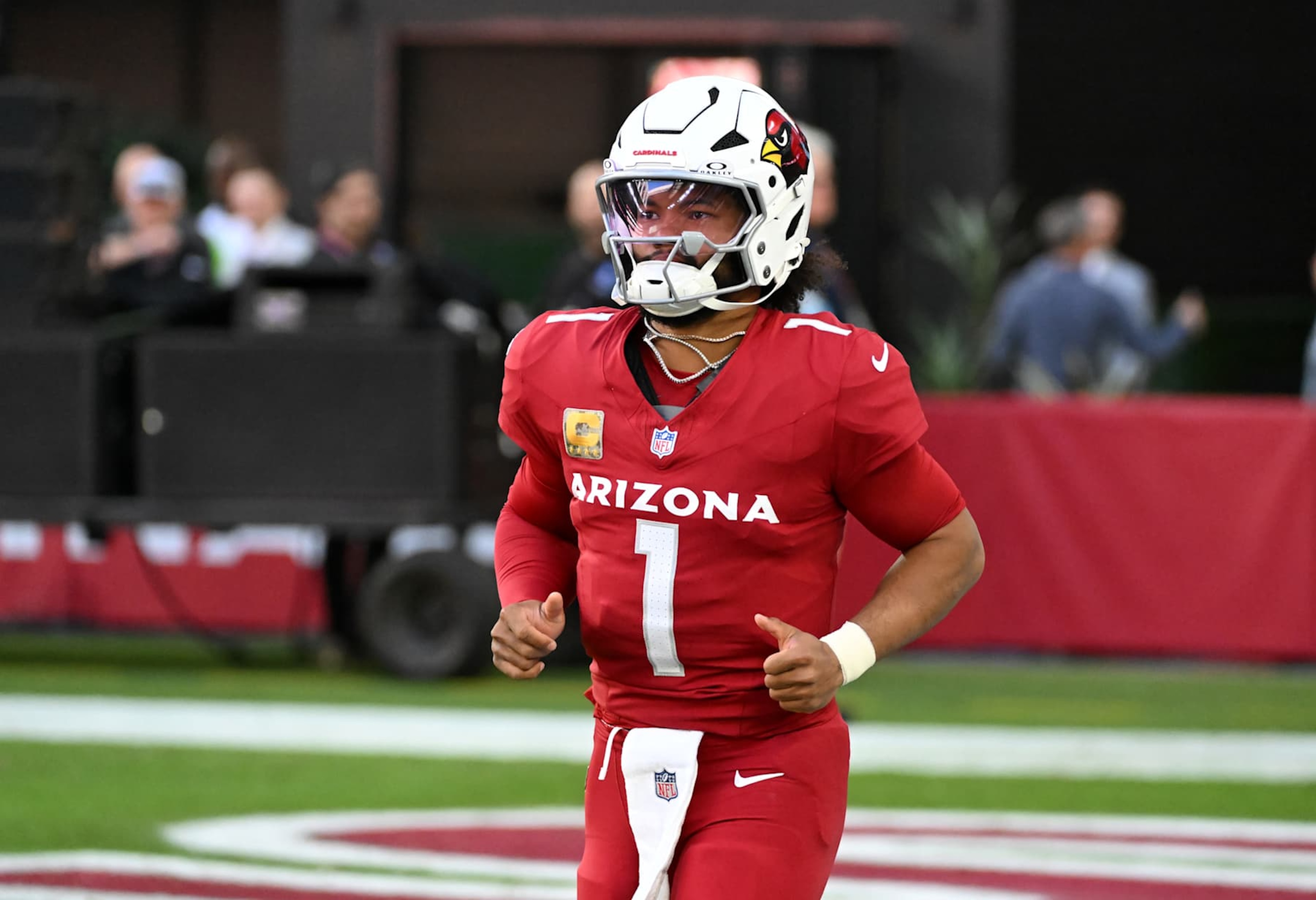 GLENDALE, ARIZONA - NOVEMBER 10: Kyler Murray #1 of the Arizona Cardinals prepares for a game against the New York Jets at State Farm Stadium on November 10, 2024 in Glendale, Arizona. (Photo by Norm Hall/Getty Images)