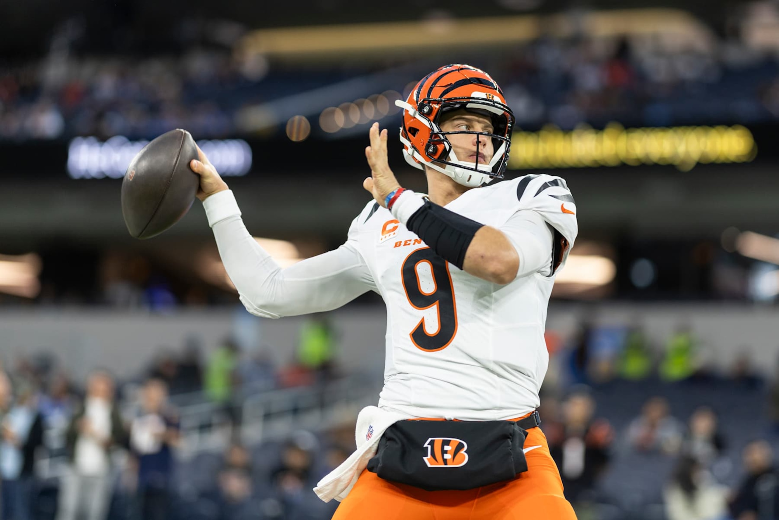 INGLEWOOD, CALIFORNIA - NOVEMBER 17: Joe Burrow #9 of the Cincinnati Bengals looks to pass during an NFL Football game against the Los Angeles Chargers at SoFi Stadium on November 17, 2024 in Inglewood, California. (Photo by Michael Owens/Getty Images) INGLEWOOD, CALIFORNIA - NOVEMBER 17: Joe Burrow #9 of the Cincinnati Bengals looks to pass during an NFL Football game against the Los Angeles Chargers at SoFi Stadium on November 17, 2024 in Inglewood, California. (Photo by Michael Owens/Getty Images)
