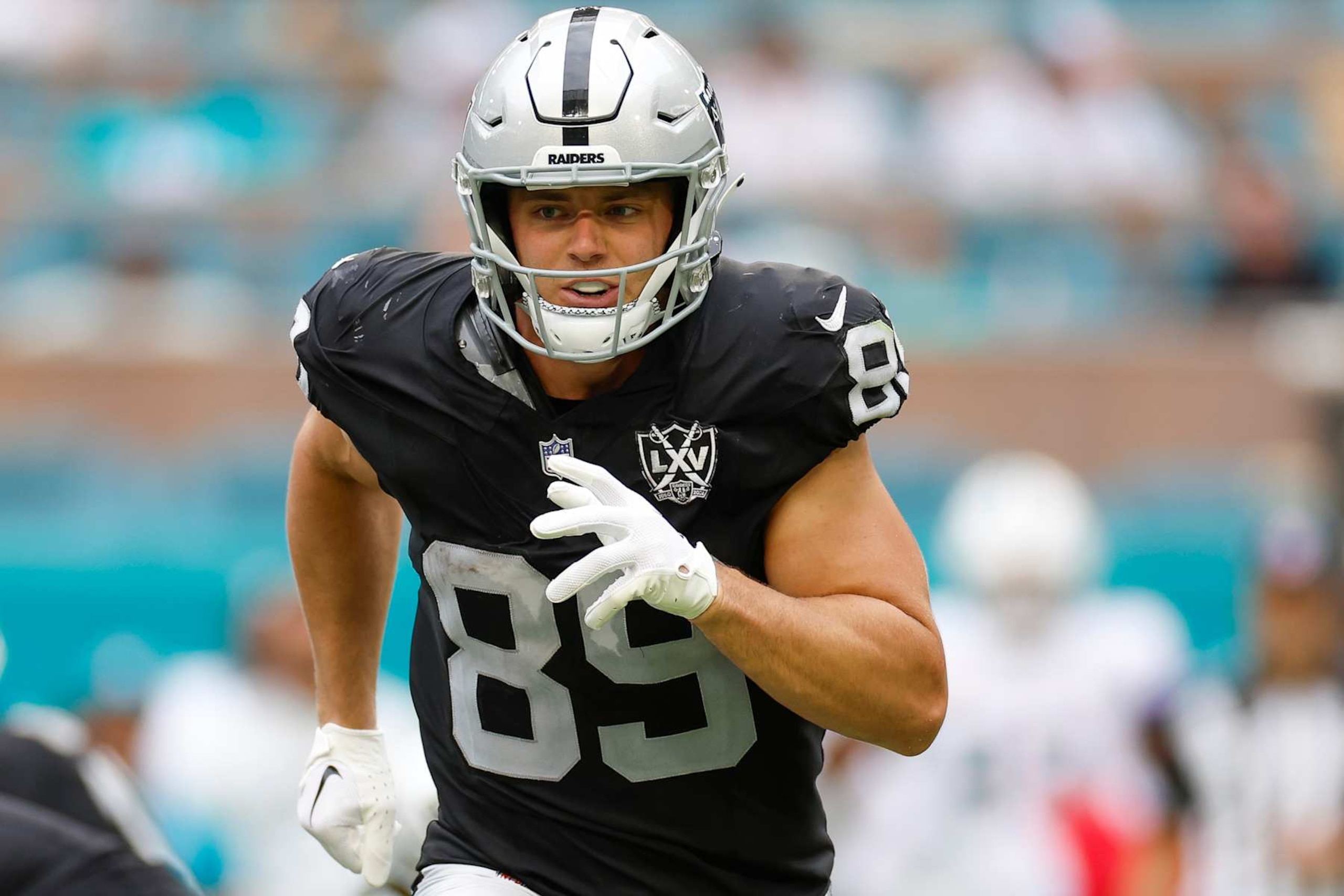 MIAMI GARDENS, FLORIDA - NOVEMBER 17: Brock Bowers #89 of the Las Vegas Raiders runs in pre snap motion during the second half against the Miami Dolphins at Hard Rock Stadium on November 17, 2024 in Miami Gardens, Florida. (Photo by Brandon Sloter/Getty Images)