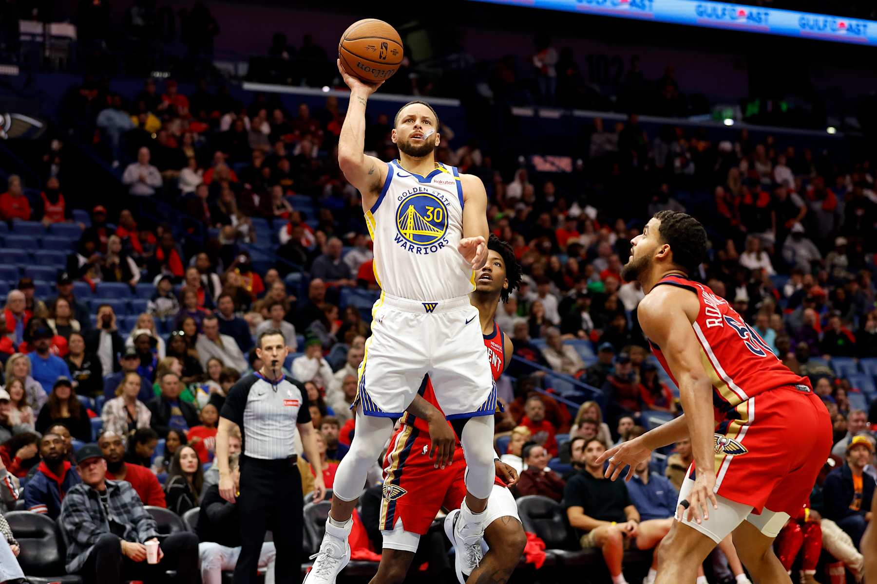 NEW ORLEANS, LOUISIANA - NOVEMBER 22: Stephen Curry #30 of the Golden State Warriors takes a shot in front of New Orleans Pelicans guard Elfrid Payton #22 during the second half of an Emirates NBA Cup game at Smoothie King Center on November 22, 2024 in New Orleans, Louisiana. NOTE TO USER: User expressly acknowledges and agrees that, by downloading and or using this photograph, User is consenting to the terms and conditions of the Getty Images License Agreement. (Photo by Tyler Kaufman/Getty Images)