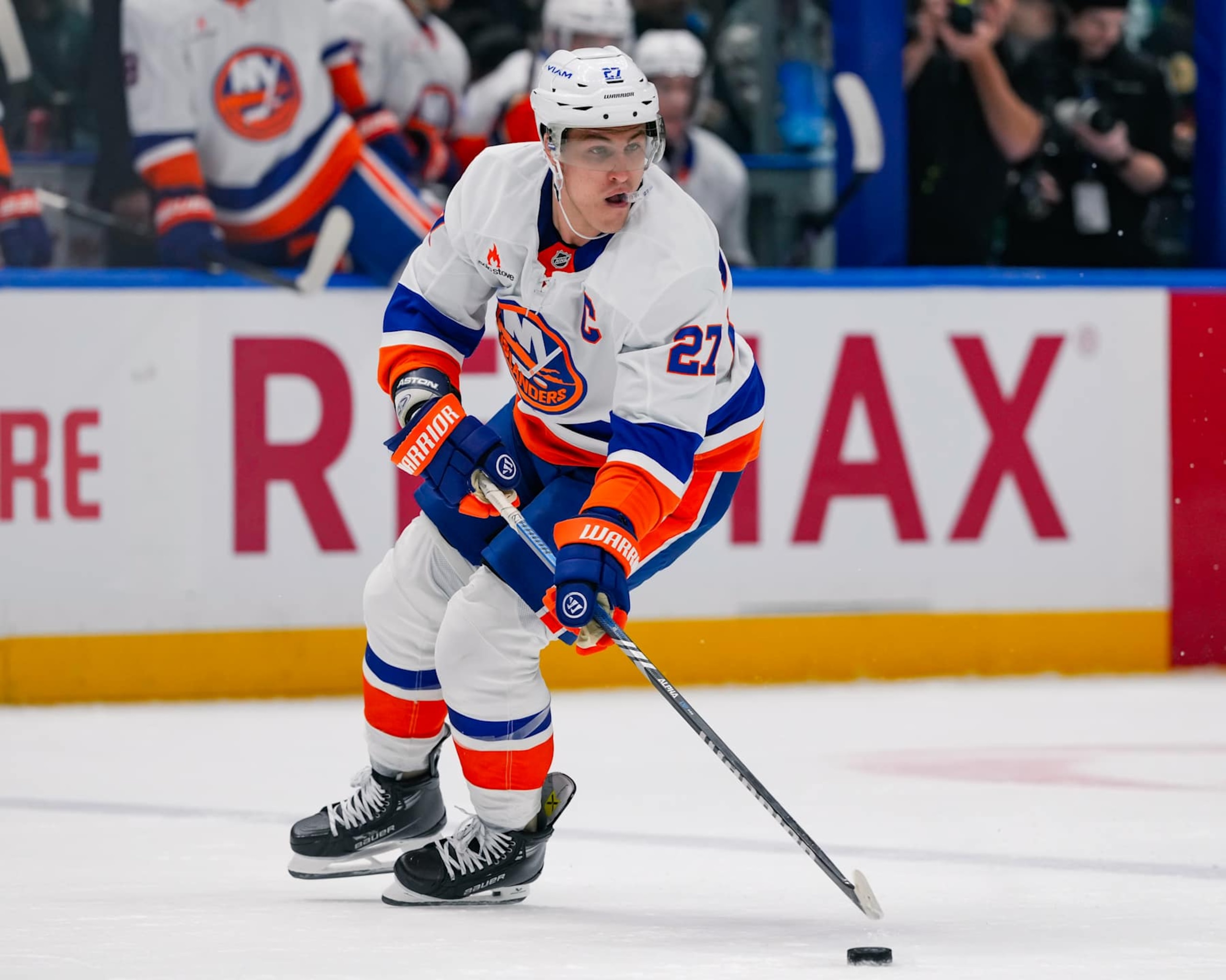VANCOUVER, CANADA - NOVEMBER 14: Anders Lee #27 of the New York Islanders skates with the puck during the second period of their NHL game against the Vancouver Canucks at Rogers Arena on November 14, 2024 in Vancouver, British Columbia, Canada. (Photo by Derek Cain/Getty Images)
