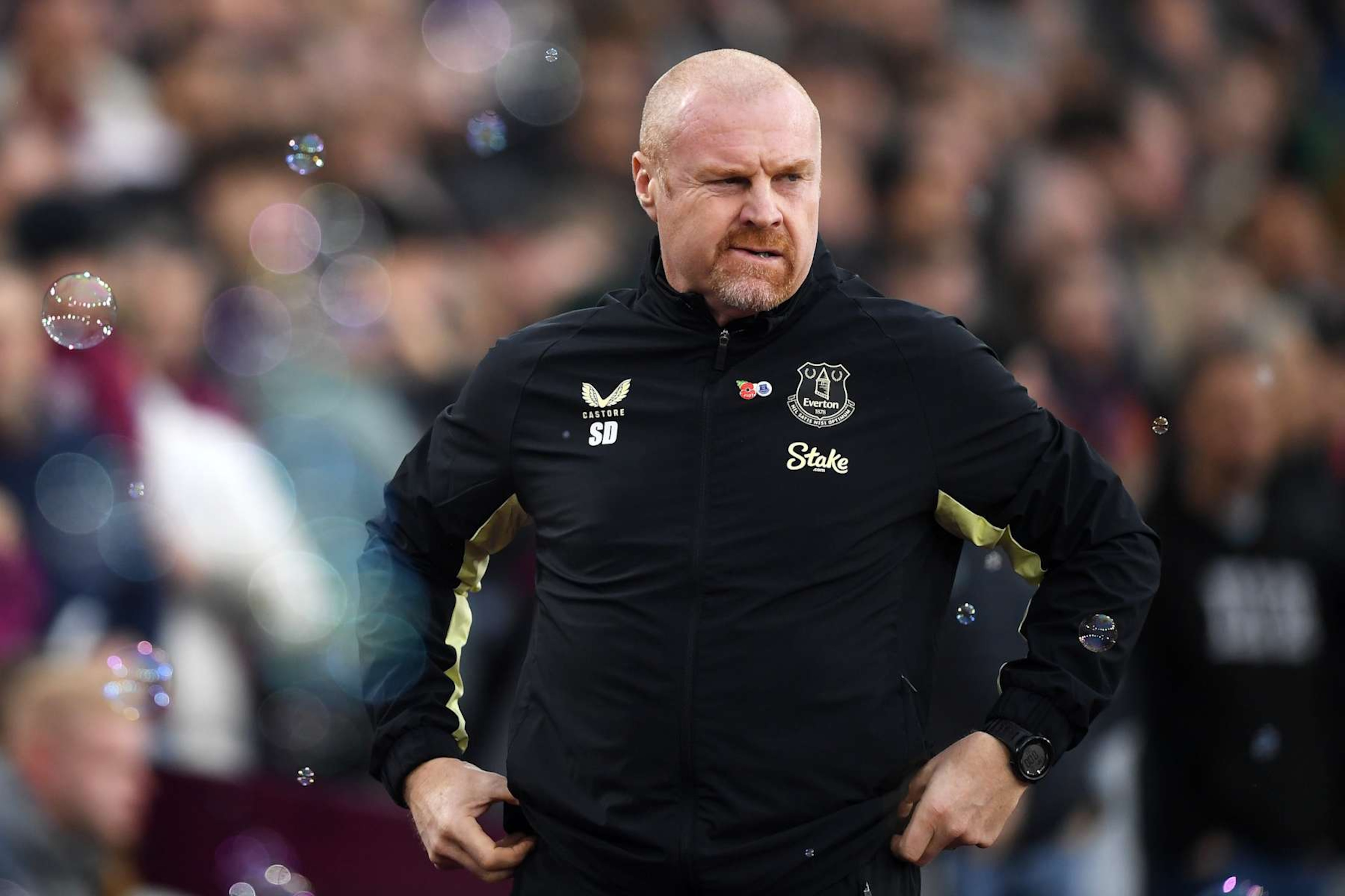 LONDON, ENGLAND - NOVEMBER 09: Sean Dyche, Manager of Everton, looks on prior to the Premier League match between West Ham United FC and Everton FC at London Stadium on November 09, 2024 in London, England. (Photo by Harriet Lander/Getty Images) LONDON, ENGLAND - NOVEMBER 09: Sean Dyche, Manager of Everton, looks on prior to the Premier League match between West Ham United FC and Everton FC at London Stadium on November 09, 2024 in London, England. (Photo by Harriet Lander/Getty Images)