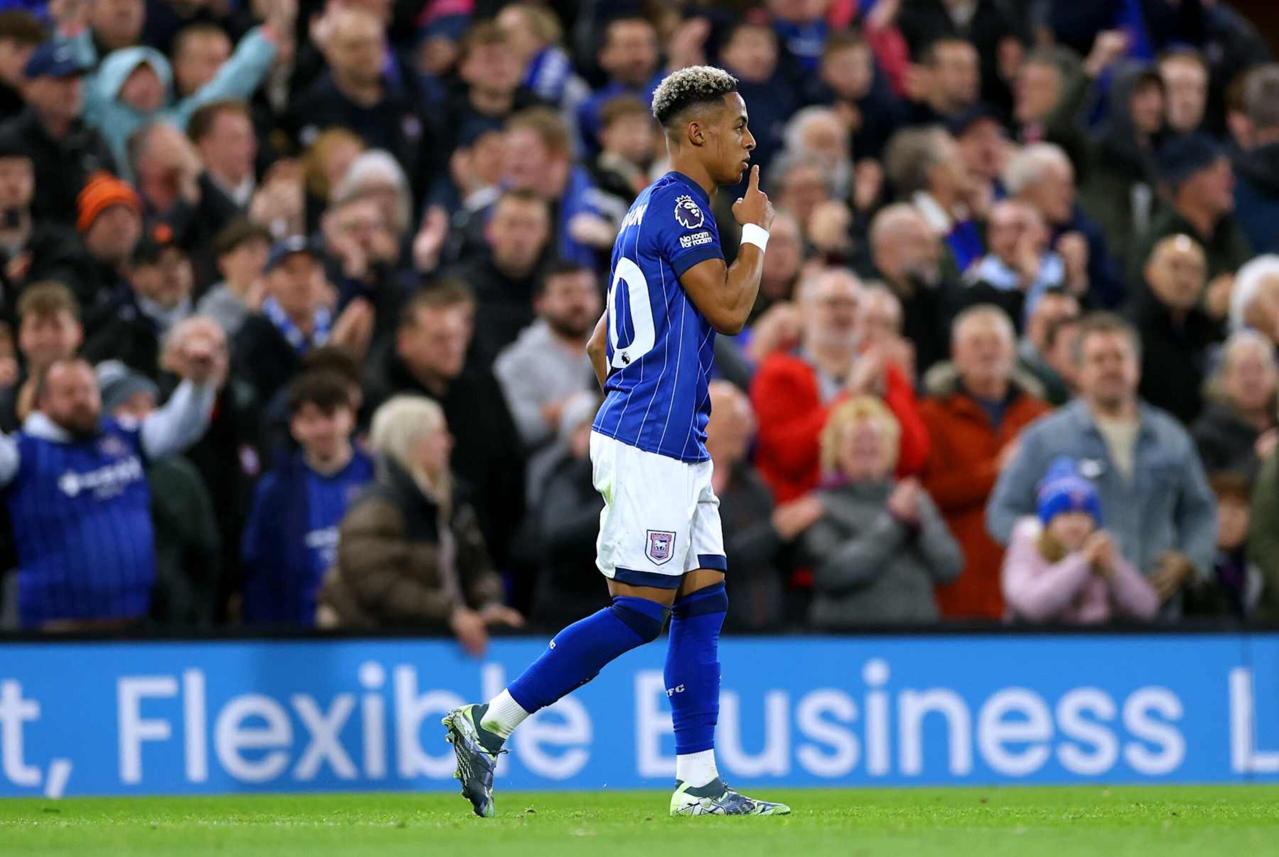IPSWICH, ENGLAND - NOVEMBER 24: Omari Hutchinson of Ipswich Town celebrates scoring his team's first goal during the Premier League match between Ipswich Town FC and Manchester United FC at Portman Road on November 24, 2024 in Ipswich, England. (Photo by Richard Pelham/Getty Images)