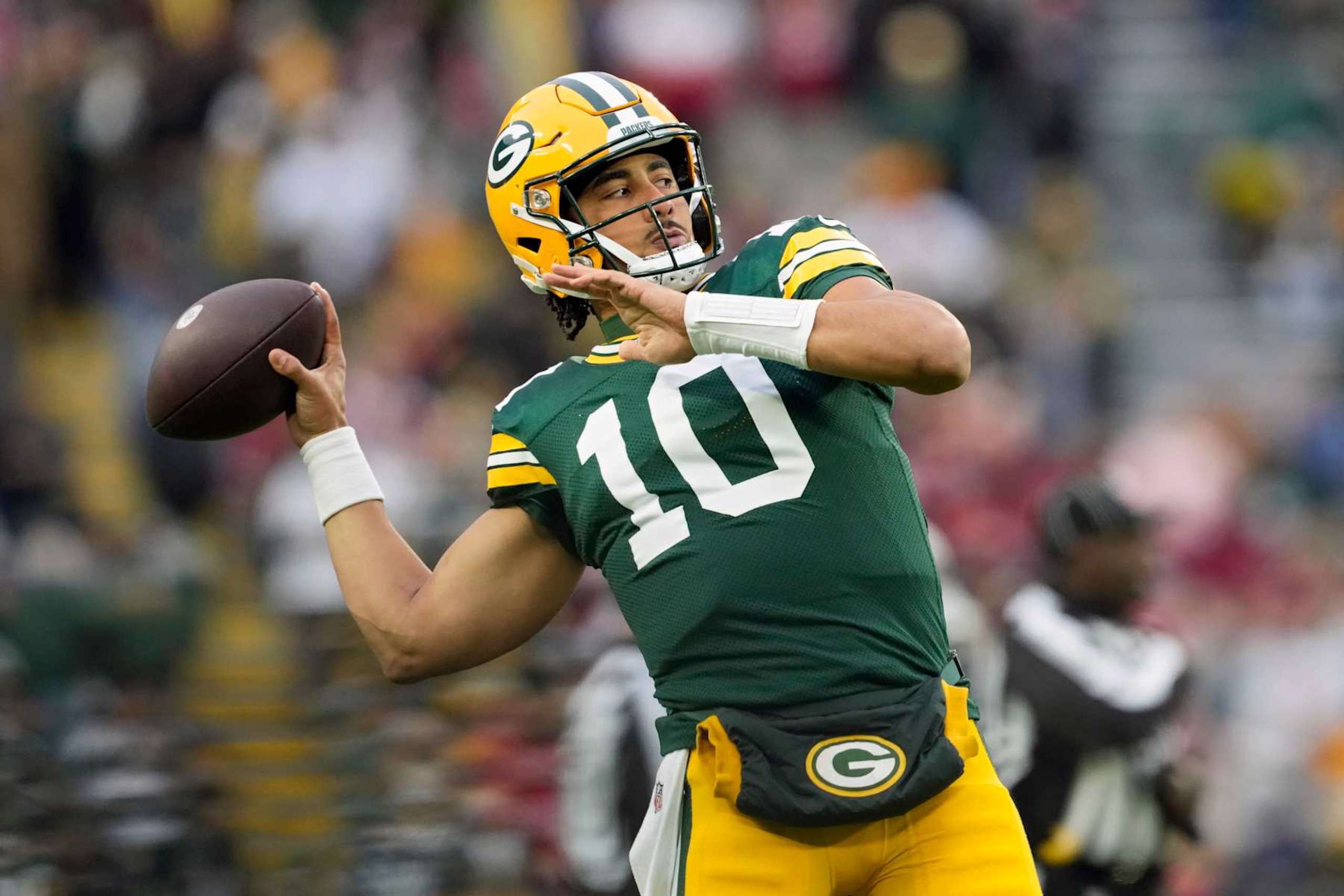 GREEN BAY, WISCONSIN - NOVEMBER 24: Jordan Love #10 of the Green Bay Packers warms up before the game against the San Francisco 49ers at Lambeau Field on November 24, 2024 in Green Bay, Wisconsin. (Photo by Patrick McDermott/Getty Images)