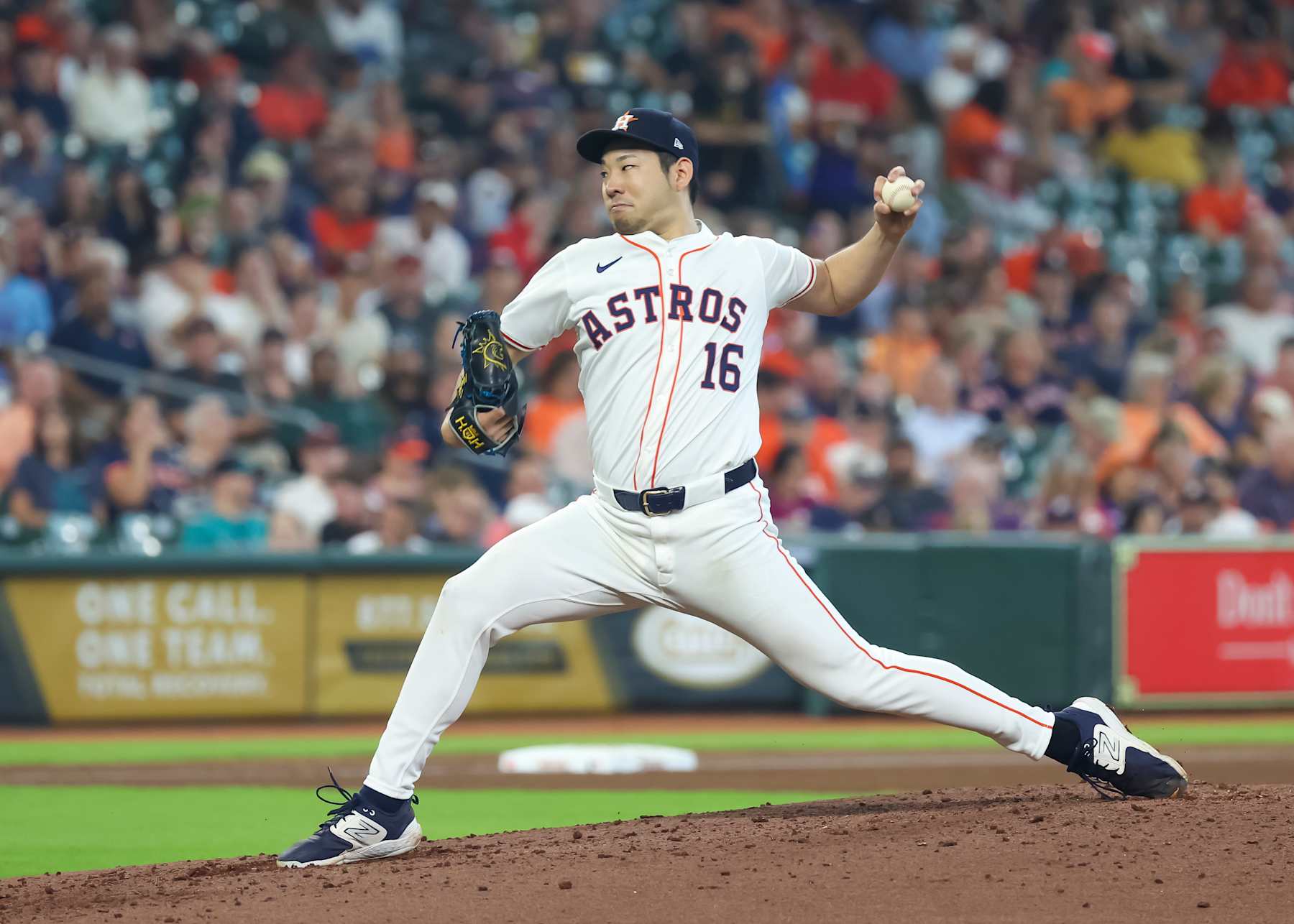 HOUSTON, TX - SEPTEMBER 25:  Houston Astros starting pitcher Yusei Kikuchi (16) throws a pitch in the top of the third inning during the MLB game between the Seattle Mariners and Houston Astros on September 25, 2024 at Minute Maid Park in Houston, Texas.  (Photo by Leslie Plaza Johnson/Icon Sportswire via Getty Images)