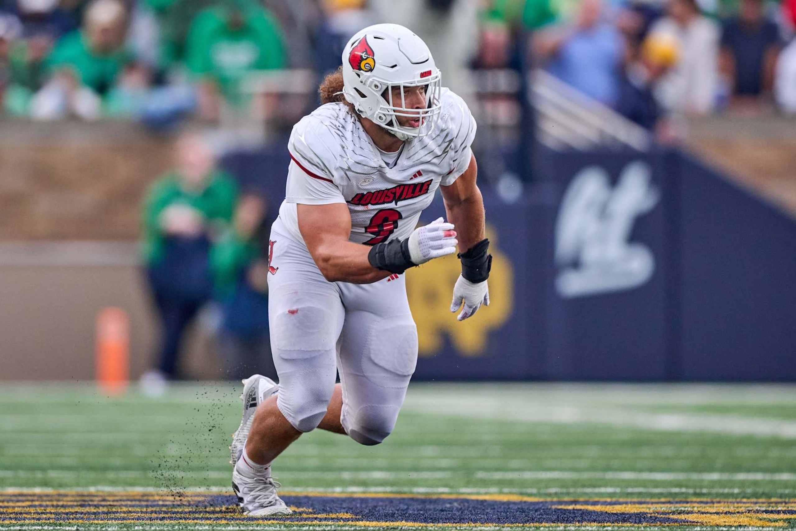 SOUTH BEND, IN - SEPTEMBER 28: Louisville Cardinals defensive lineman Ashton Gillotte (9) in action during a game between the Louisville Cardinals and the Notre Dame Fighting Irish on September 28, 2024 at Notre Dame Stadium in South Bend, IN. (Photo by Robin Alam/Icon Sportswire via Getty Images)