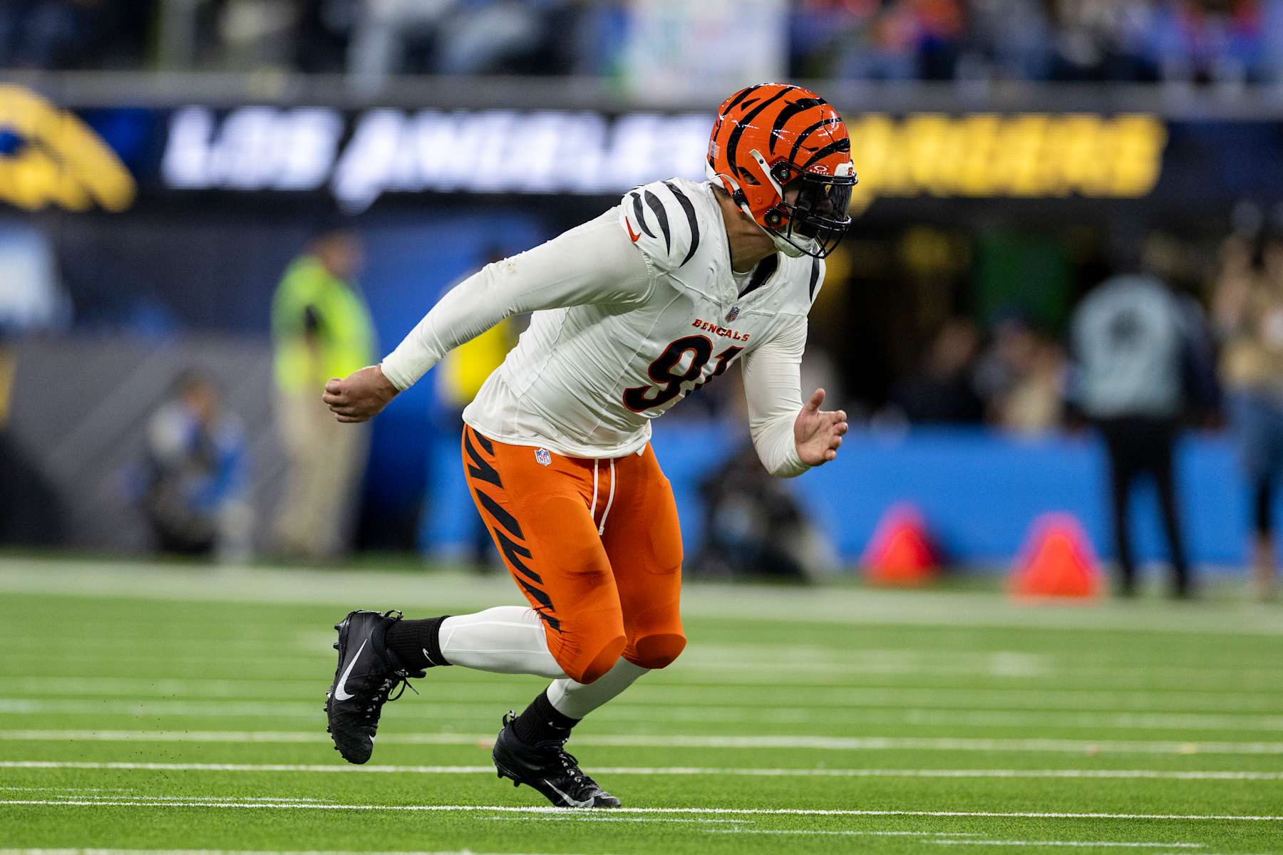 INGLEWOOD, CALIFORNIA - NOVEMBER 17: Trey Hendrickson #91 of the Cincinnati Bengals runs around the edge during an NFL Football game against the Los Angeles Chargers at SoFi Stadium on November 17, 2024 in Inglewood, California. (Photo by Michael Owens/Getty Images)