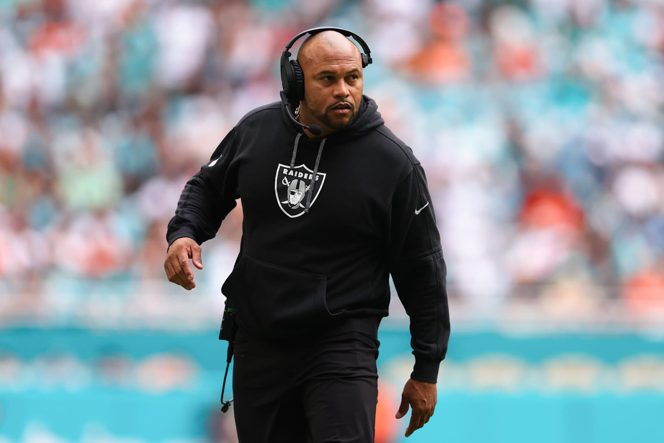 Raiders head coach Antonio Pierce