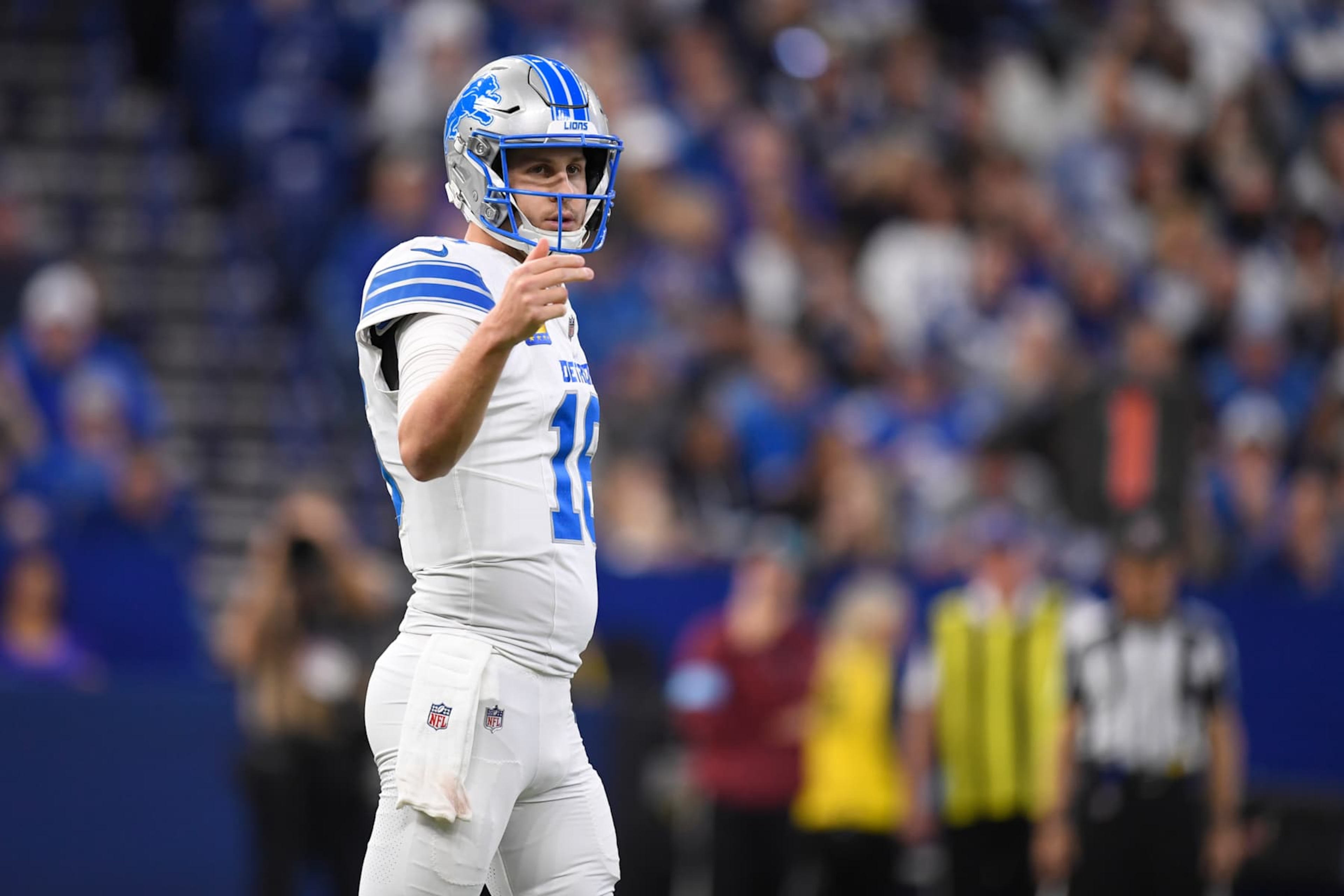 INDIANAPOLIS, IN - NOVEMBER 24: Detroit Lions Quarterback Jared Goff (16) sets up a play during the NFL football game between the Detroit Lions and the Indianapolis Colts on November 24, 2024, at Lucas Oil Stadium in Indianapolis, Indiana. (Photo by Michael Allio/Icon Sportswire via Getty Images)