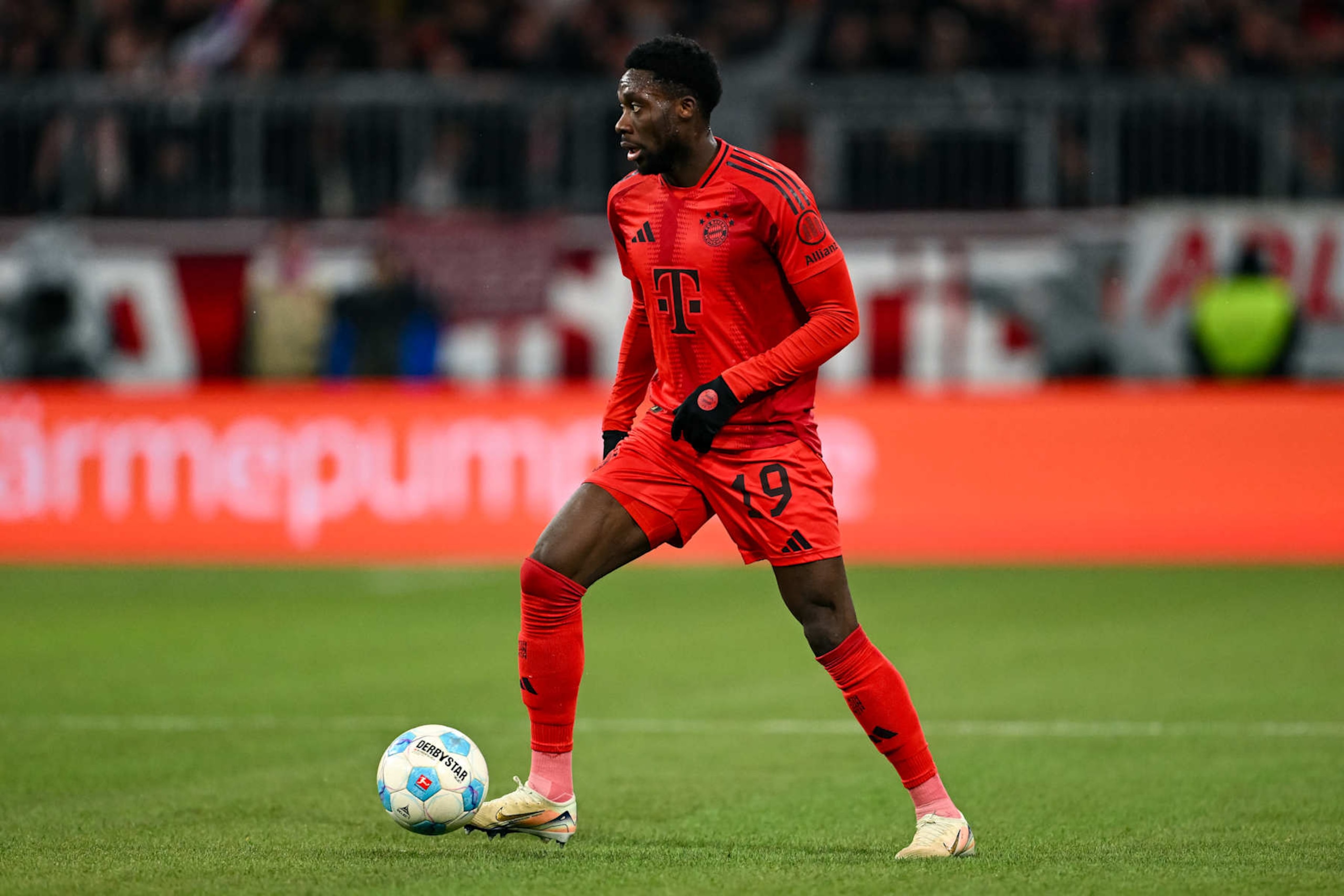 MUNICH, GERMANY - NOVEMBER 22: Alphonso Davies of FC Bayern München in action during the Bundesliga match between FC Bayern München and FC Augsburg at Allianz Arena on November 22, 2024 in Munich, Germany. (Photo by Daniel Kopatsch/Getty Images)