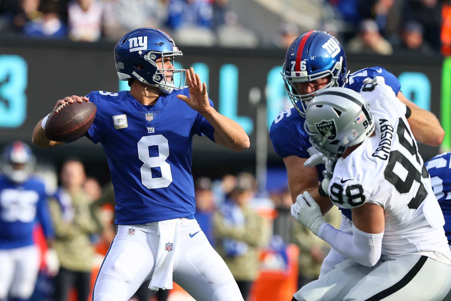 EAST RUTHERFORD, NEW JERSEY - NOVEMBER 07: (NEW YORK DAILIES OUT) Daniel Jones #8 of the New York Giants in action against the Las Vegas Raiders at MetLife Stadium on November 07, 2021 in East Rutherford, New Jersey. New York Giants defeated the Las Vegas Raiders 23-16. (Photo by Mike Stobe/Getty Images)