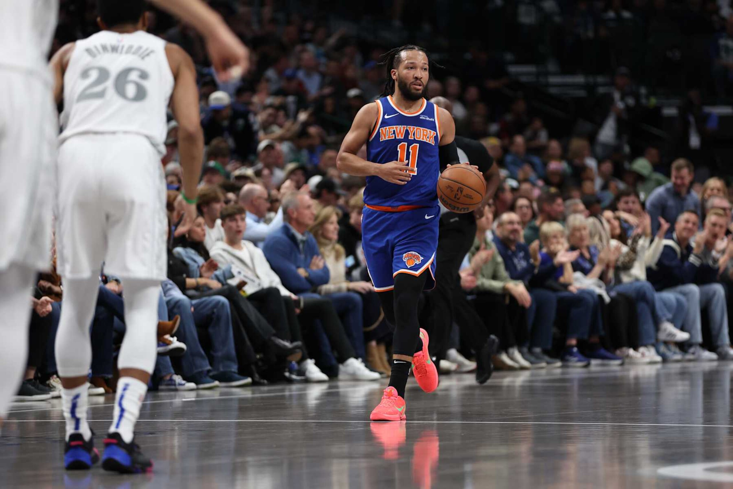 DALLAS, TX - NOVEMBER 27: Jalen Brunson #11 of the New York Knicks dribbles the ball during the game against the Dallas Mavericks  during a regular season game on November 27, 2024 at dalAmerican Airlines Center in Dallas, Texas. NOTE TO USER: User expressly acknowledges and agrees that, by downloading and or using this photograph, User is consenting to the terms and conditions of the Getty Images License Agreement. Mandatory Copyright Notice: Copyright 2024 NBAE (Photo by Tim Heitman/NBAE via Getty Images)