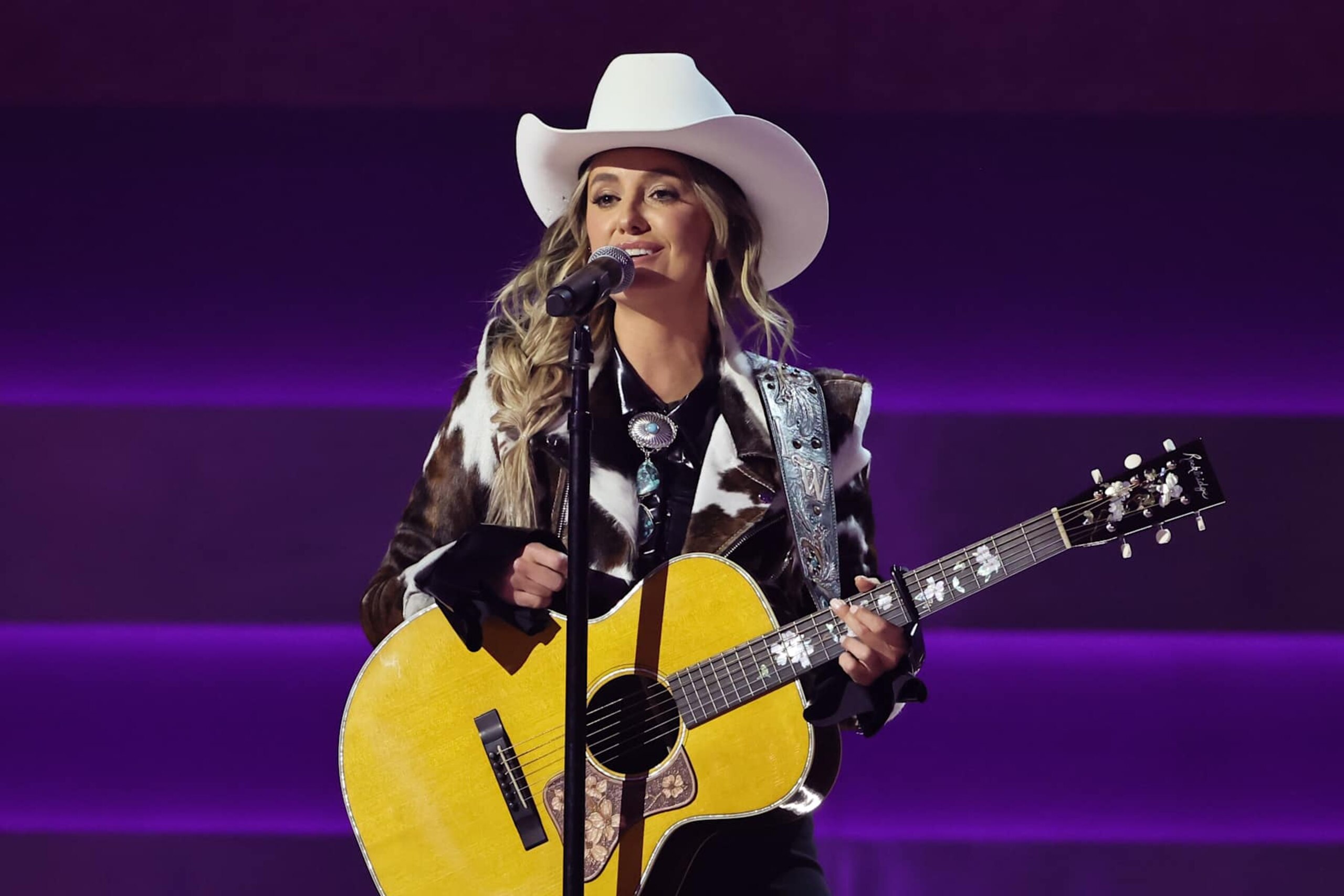 NASHVILLE, TENNESSEE - NOVEMBER 20: EDITORIAL USE ONLY Lainey Wilson performs onstage during The 58th Annual CMA Awards at Bridgestone Arena on November 20, 2024 in Nashville, Tennessee. (Photo by Theo Wargo/Getty Images)