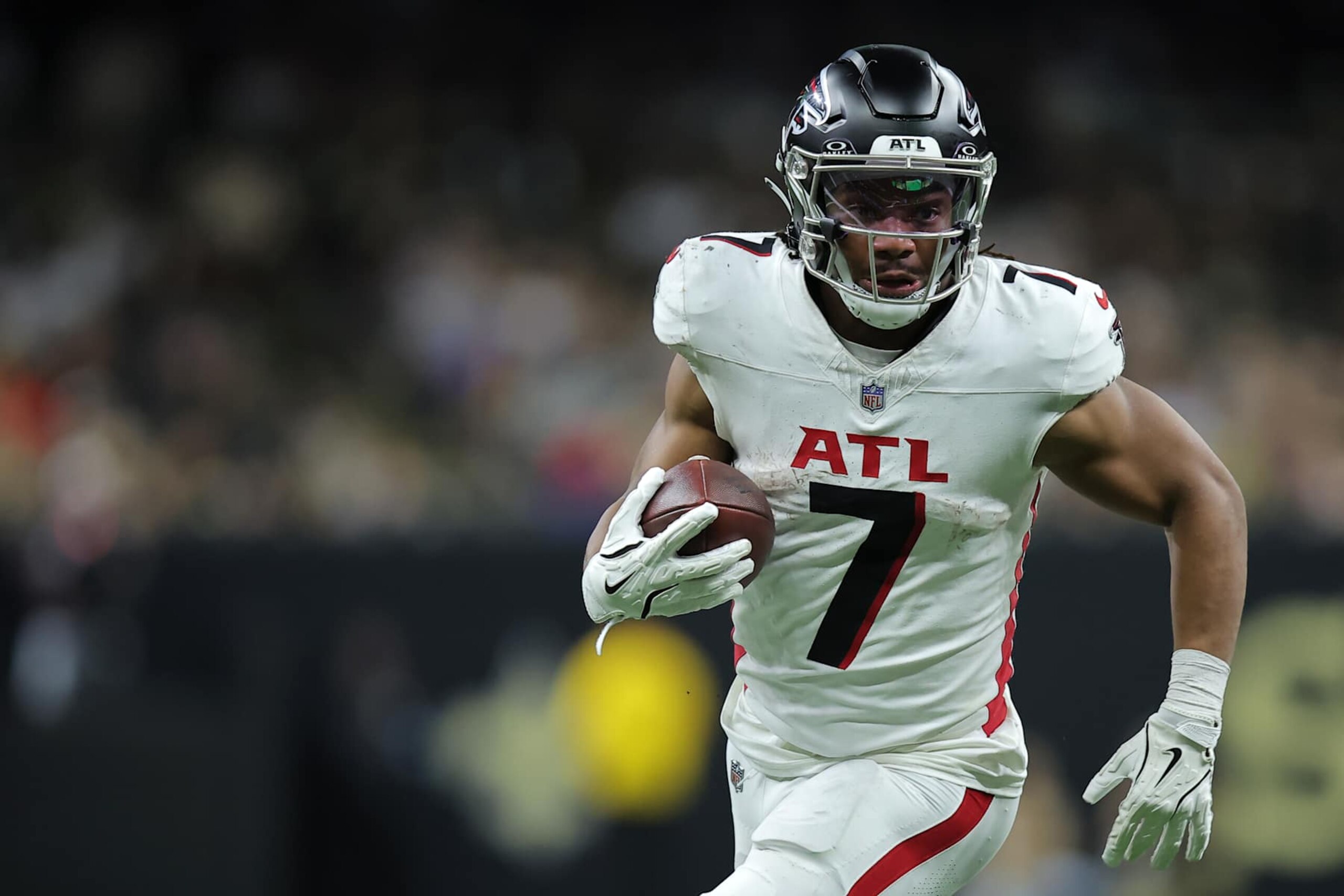 NEW ORLEANS, LOUISIANA - NOVEMBER 10: Bijan Robinson #7 of the Atlanta Falcons runs with the ball against the New Orleans Saints during a game at Caesars Superdome on November 10, 2024 in New Orleans, Louisiana. (Photo by Jonathan Bachman/Getty Images)