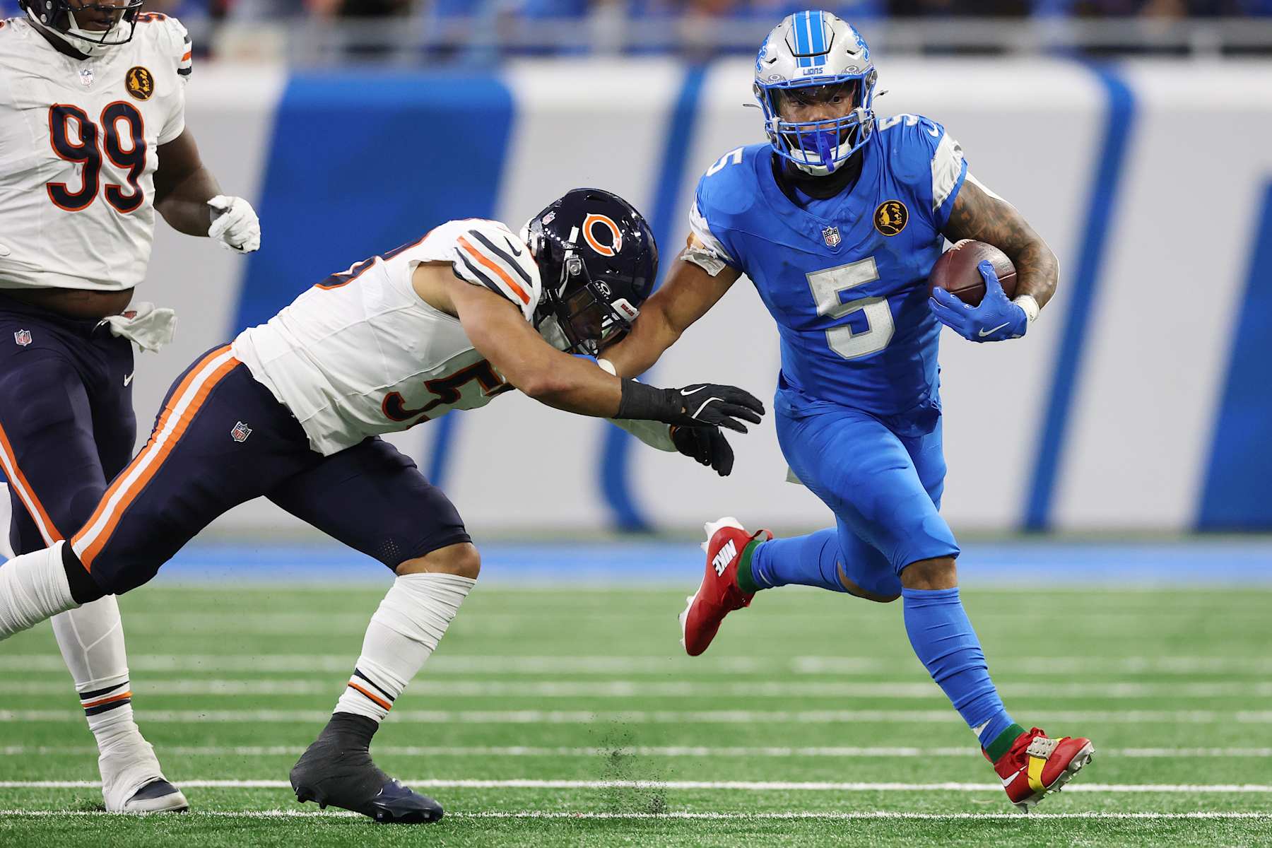 DETROIT, MICHIGAN - NOVEMBER 28: David Montgomery #5 of the Detroit Lions runs for a first down against T.J. Edwards #53 of the Chicago Bears during the first quarter at Ford Field on November 28, 2024 in Detroit, Michigan. (Photo by Gregory Shamus/Getty Images)