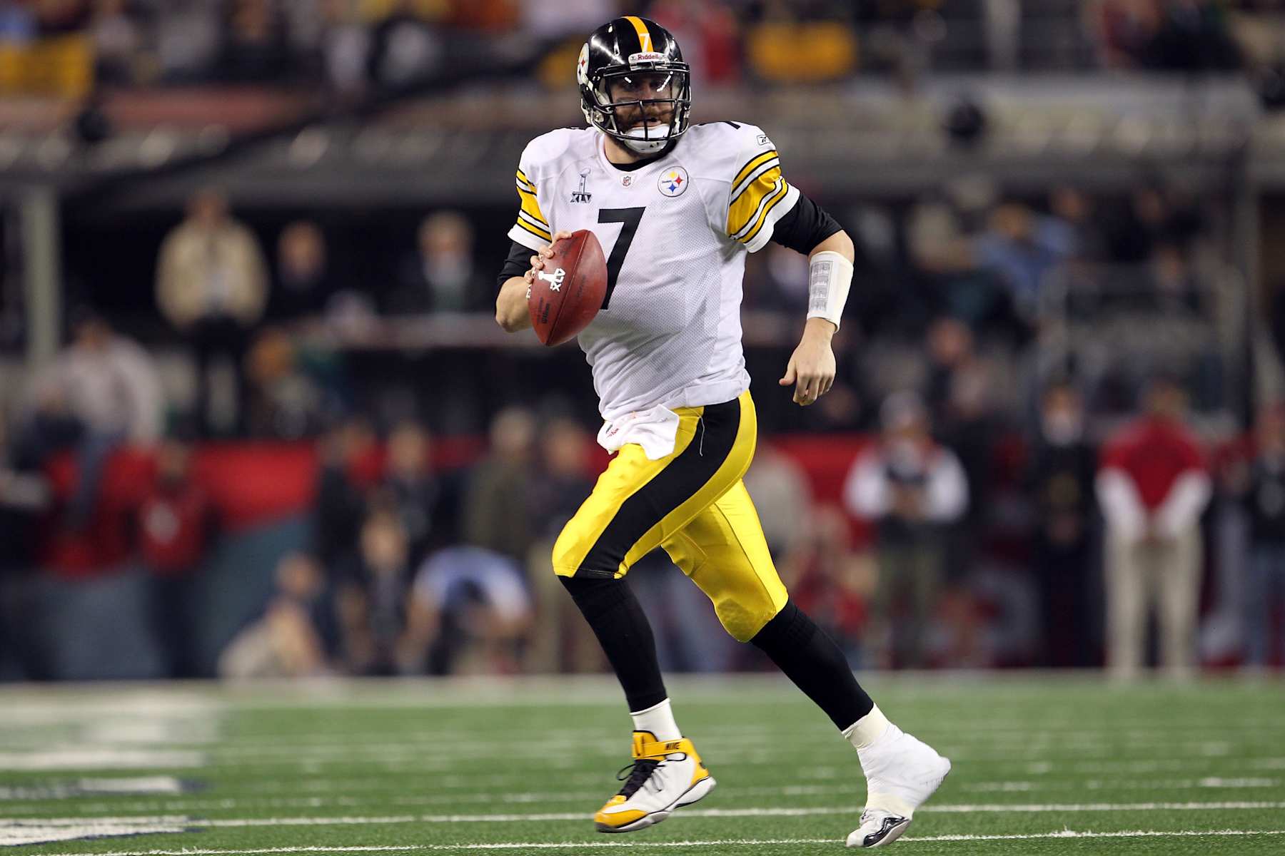 ARLINGTON, TX - FEBRUARY 06:  Ben Roethlisberger #7 of the Pittsburgh Steelers rolls out to pass against the Green Bay Packers during Super Bowl XLV at Cowboys Stadium on February 6, 2011 in Arlington, Texas.  (Photo by Jamie Squire/Getty Images)