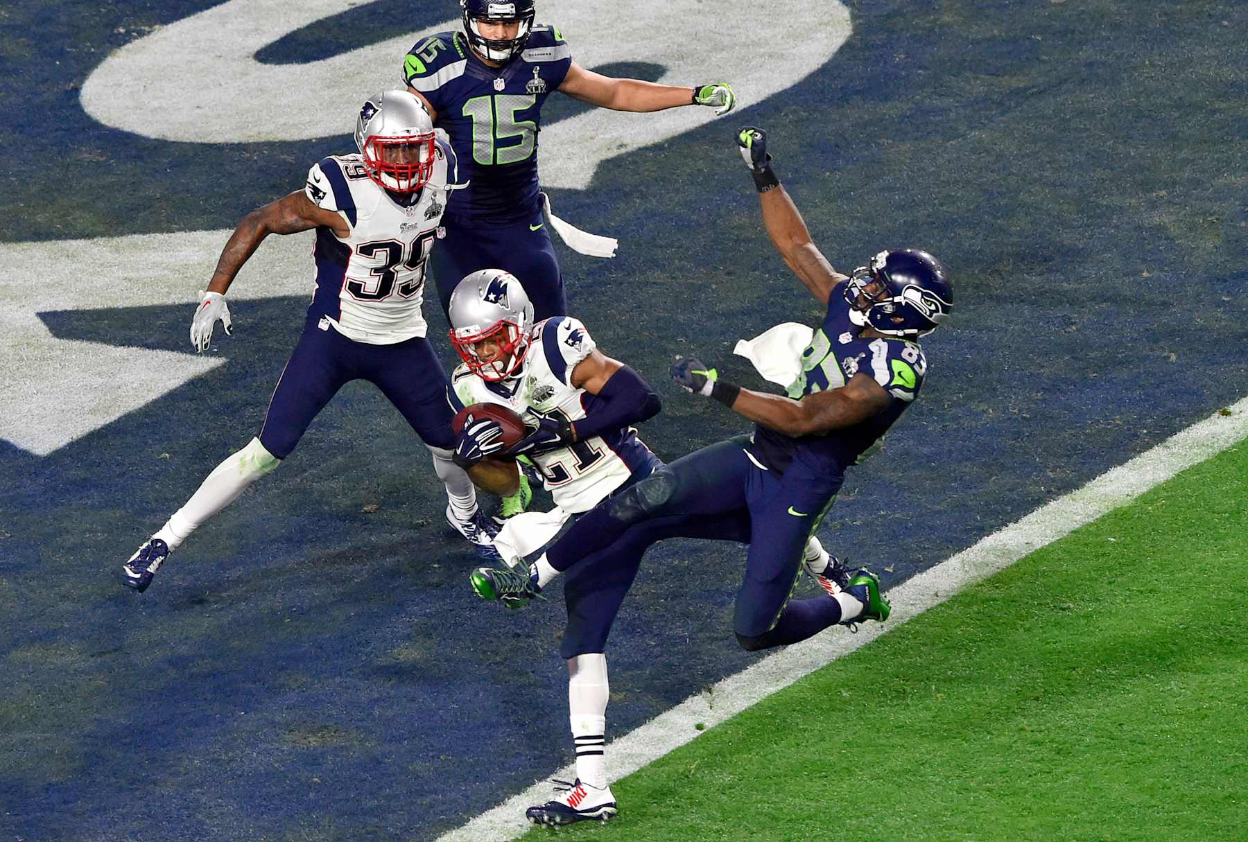 GLENDALE, AZ - FEBRUARY 01 :  Malcolm Dutler #21 of the New England Patriots intercepts the pass at the goal line late in the fourth quarter against the Seattle Seahawks during Super Bowl XLIX February 1, 2015 at the University of Phoenix Stadium in Glendale, Arizona. The Patriots won the game 28-24.  (Photo by Focus on Sport/Getty Images) 