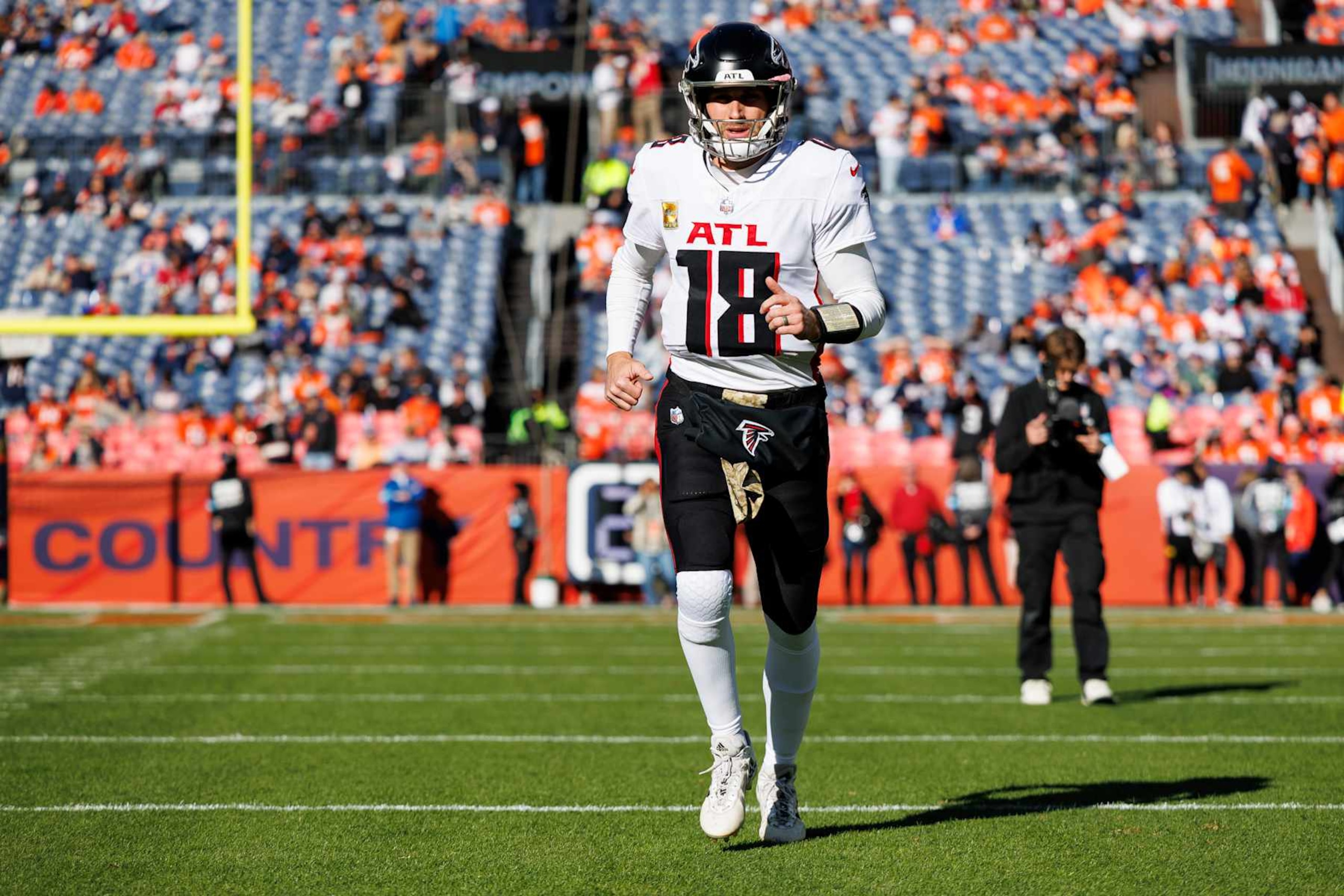 DENVER, COLORADO - NOVEMBER 17: Quarterback Kirk Cousins #18 of the Atlanta Falcons warms up prior to an NFL football game against the Denver Broncos at Empower Field at Mile High on November 17, 2024 in Denver, Colorado. (Photo by Brooke Sutton/Getty Images)