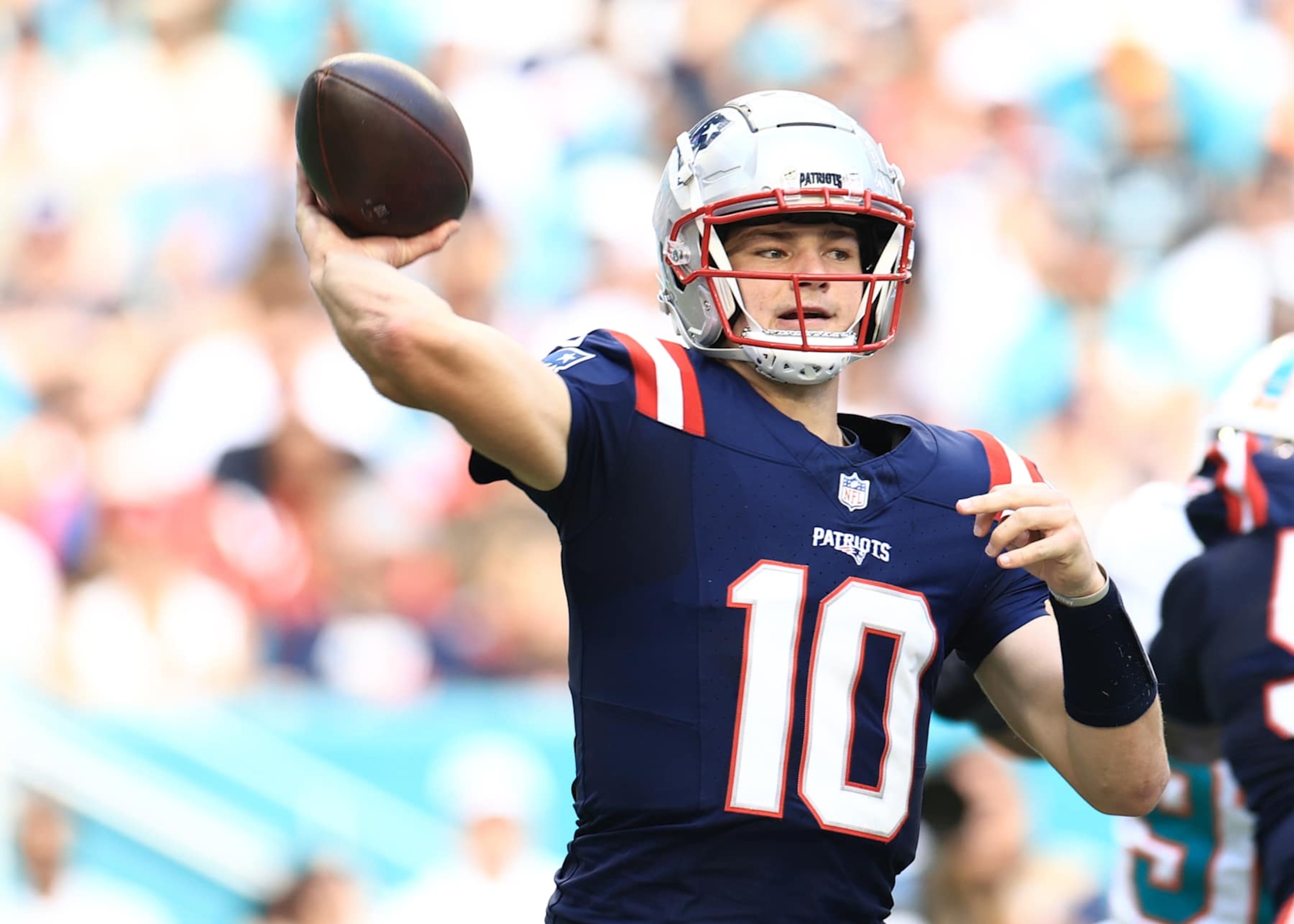 MIAMI GARDENS, FLORIDA - NOVEMBER 24: Drake Maye #10 of the New England Patriots in action against the Miami Dolphins at Hard Rock Stadium on November 24, 2024 in Miami Gardens, Florida. (Photo by Carmen Mandato/Getty Images)