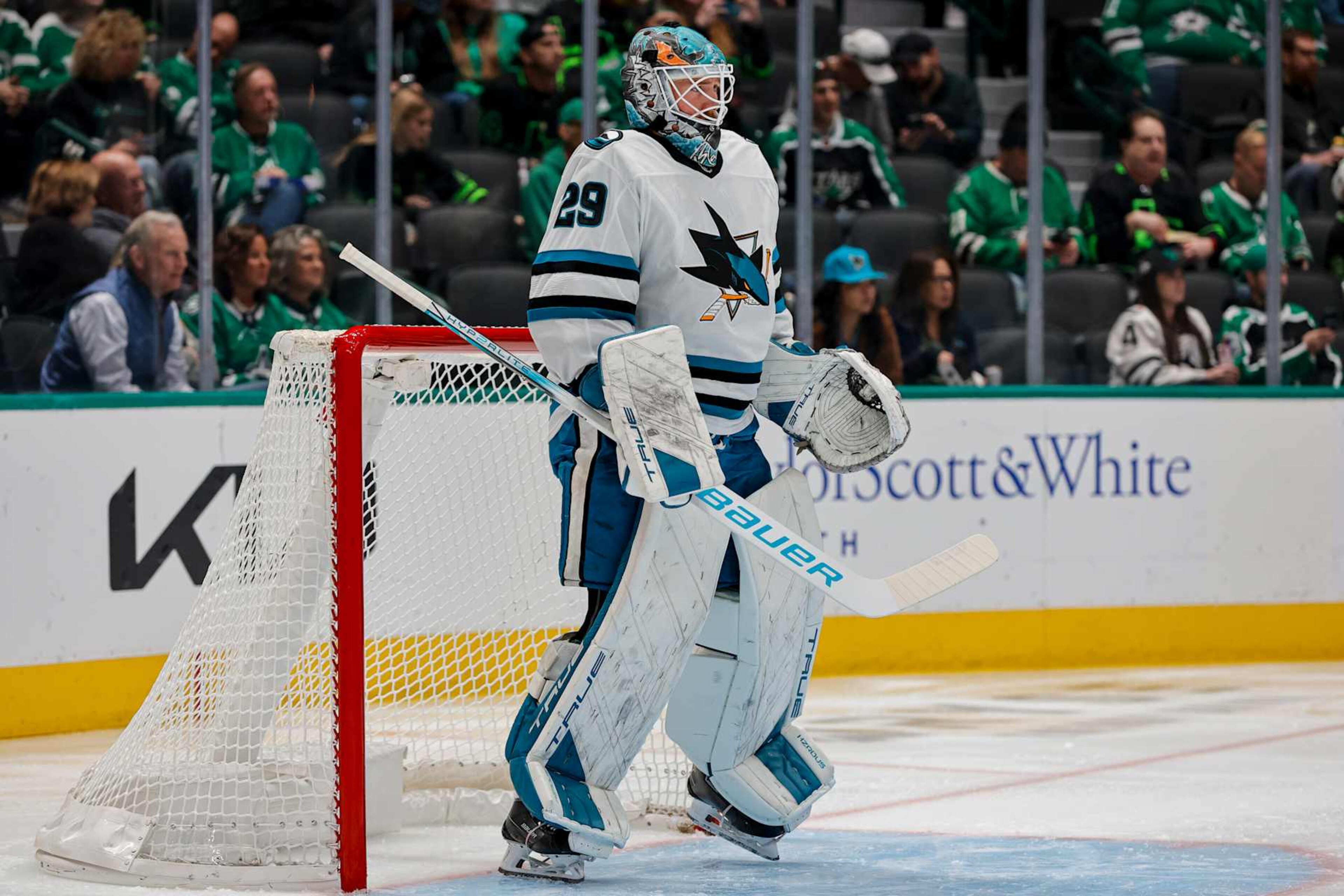 DALLAS, TX - NOVEMBER 20: San Jose Sharks goaltender Mackenzie Blackwood (29) waits for the action during the game between the Dallas Stars and the San Jose Sharks on November 20, 2024 at American Airlines Center in Dallas, Texas. (Photo by Matthew Pearce/Icon Sportswire via Getty Images) DALLAS, TX - NOVEMBER 20: San Jose Sharks goaltender Mackenzie Blackwood (29) waits for the action during the game between the Dallas Stars and the San Jose Sharks on November 20, 2024 at American Airlines Center in Dallas, Texas. (Photo by Matthew Pearce/Icon Sportswire via Getty Images)