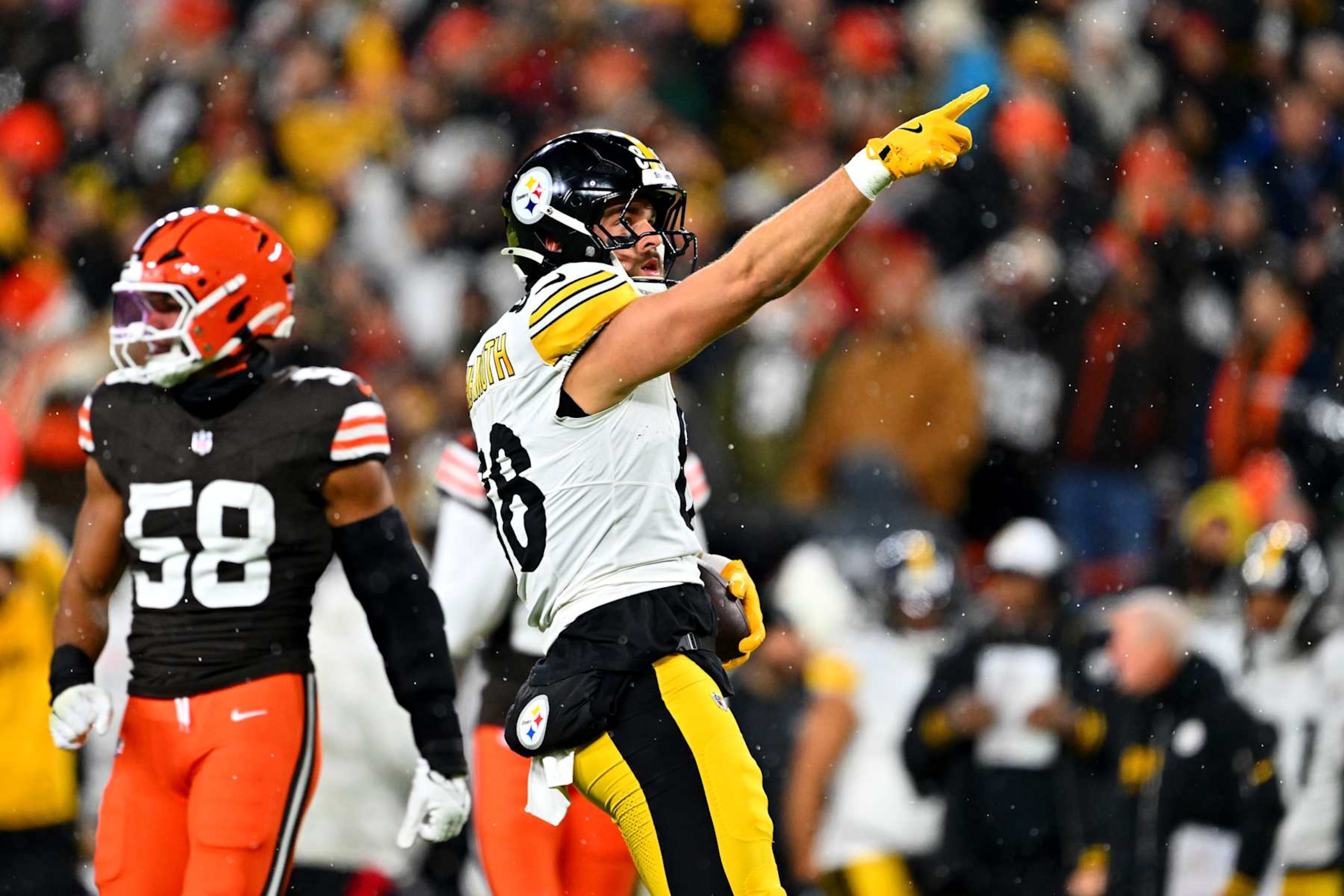 CLEVELAND, OHIO - NOVEMBER 21: Pat Freiermuth #88 of the Pittsburgh Steelers celebrates a first down against the Cleveland Browns during the first quarter in the game at Huntington Bank Field on November 21, 2024 in Cleveland, Ohio. (Photo by Jason Miller/Getty Images)