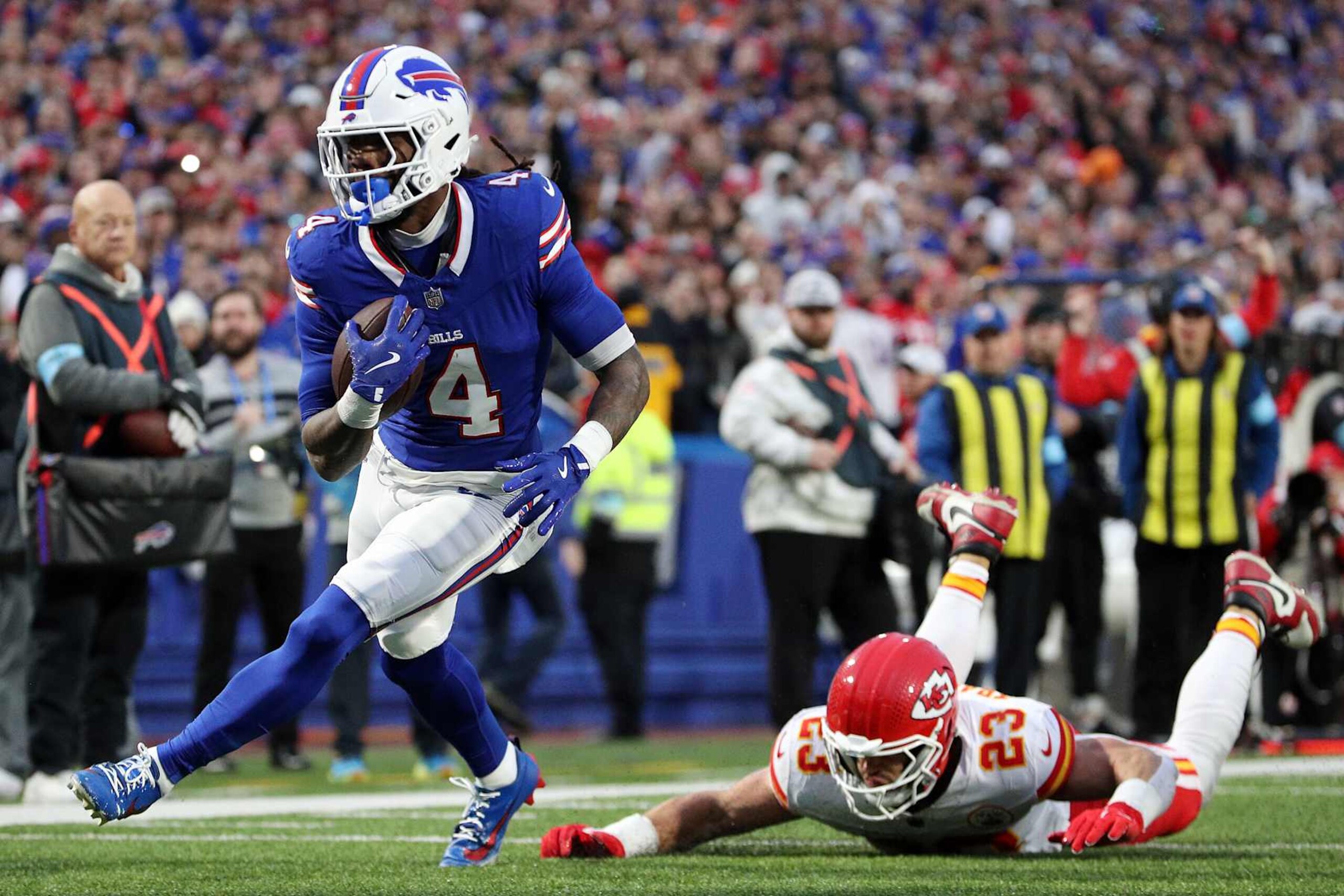 ORCHARD PARK, NEW YORK - NOVEMBER 17: James Cook #4 of the Buffalo Bills scores a rushing touchdown against Drue Tranquill #23 of the Kansas City Chiefs during the first quarter at Highmark Stadium on November 17, 2024 in Orchard Park, New York. (Photo by Bryan M. Bennett/Getty Images)