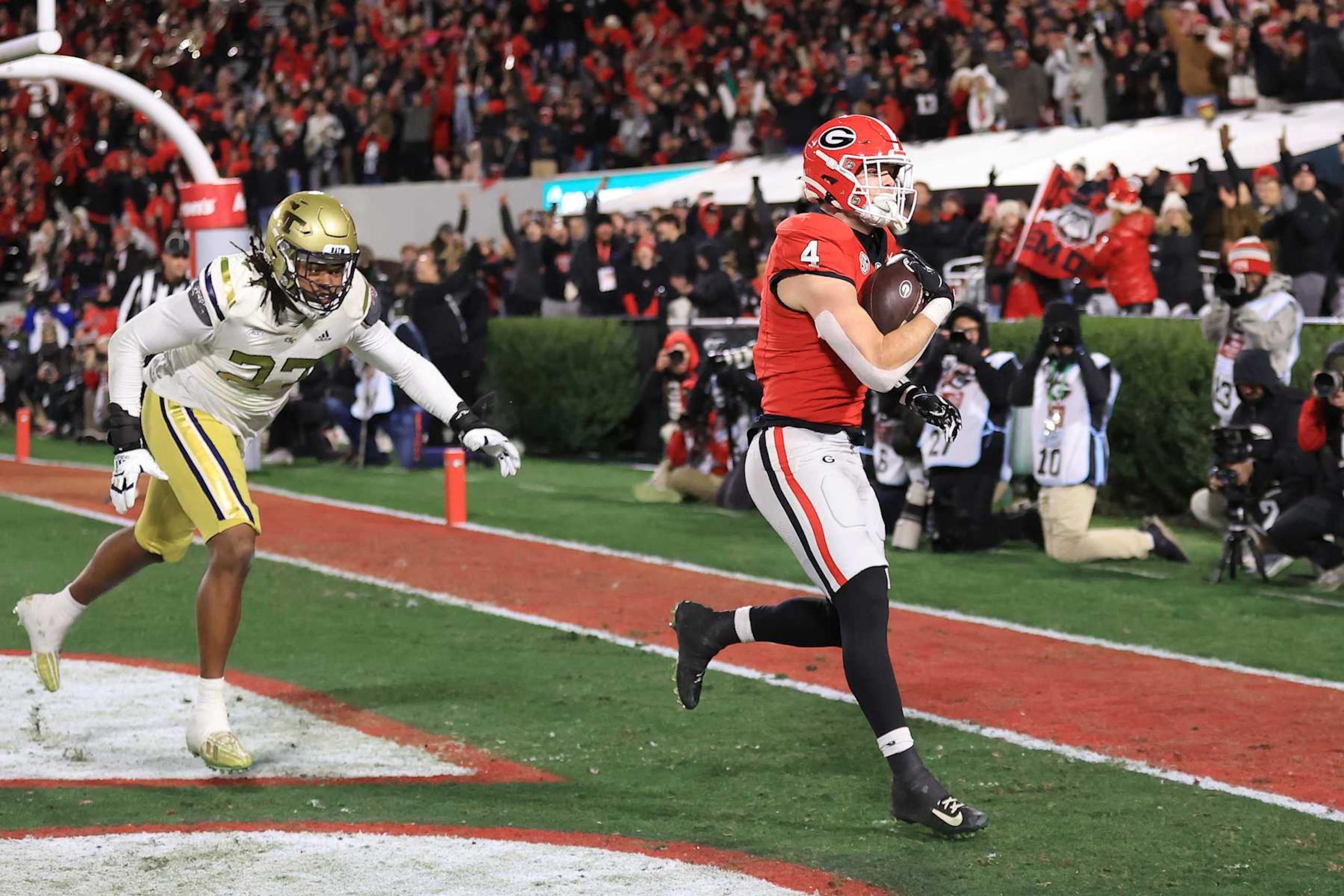 ATHENS, GA - NOVEMBER 29: Georgia Bulldogs tight end Oscar Delp #4 scores during the Friday evening college football game between the Georgia Bulldogs and the Georgia Tech Yellow Jackets on November 29, 2024 on Dooley Field at Sanford Stadium in Athens, Georgia.  (Photo by David J. Griffin/Icon Sportswire via Getty Images)