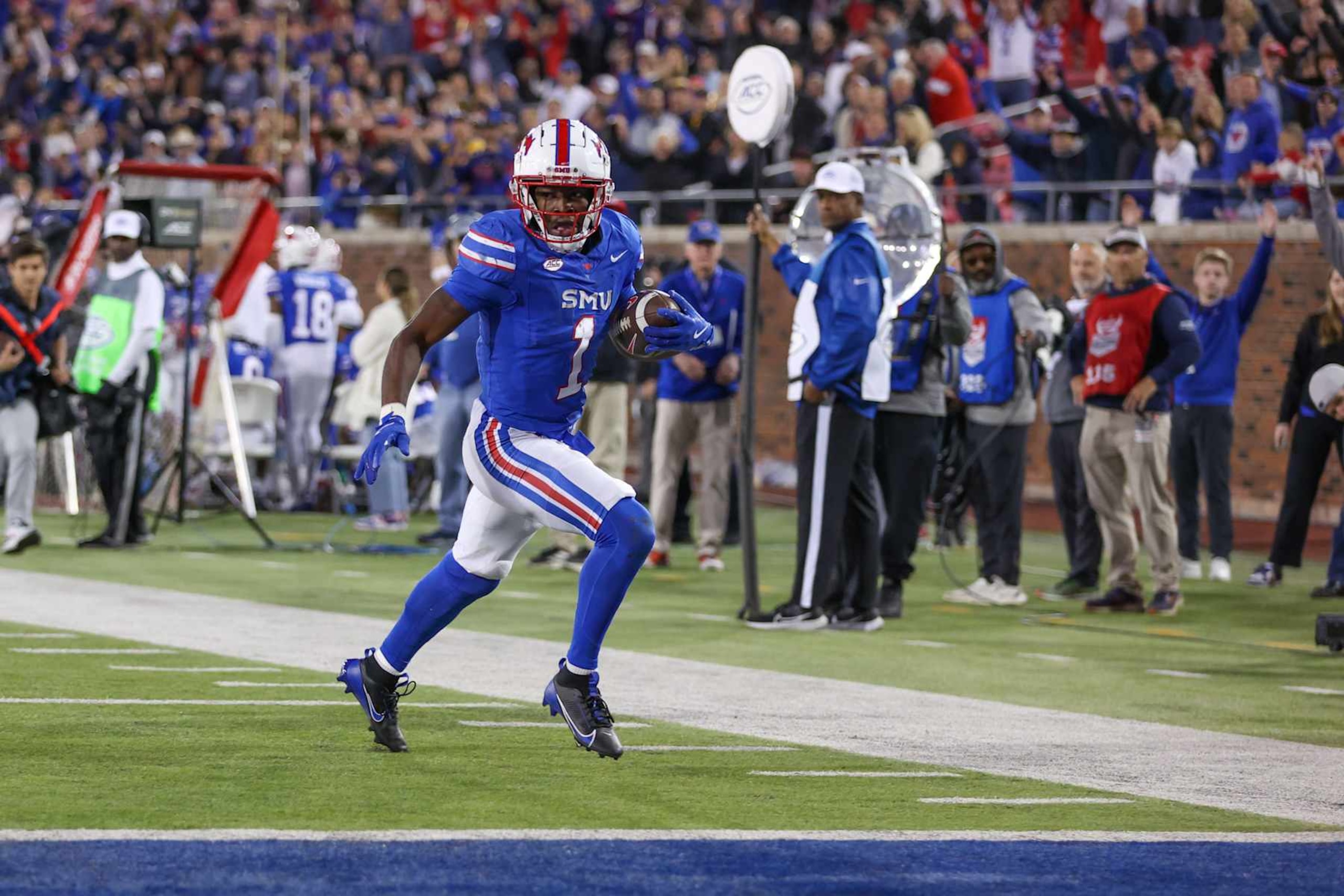 DALLAS, TX - NOVEMBER 30: Southern Methodist Mustangs running back Brashard Smith (1) runs into the end zone for a touchdown during the game between SMU and Cal on November 30, 2024 at Gerald J. Ford Stadium in Dallas, TX.(Photo by George Walker/Icon Sportswire via Getty Images) DALLAS, TX - NOVEMBER 30: Southern Methodist Mustangs running back Brashard Smith (1) runs into the end zone for a touchdown during the game between SMU and Cal on November 30, 2024 at Gerald J. Ford Stadium in Dallas, TX.(Photo by George Walker/Icon Sportswire via Getty Images)