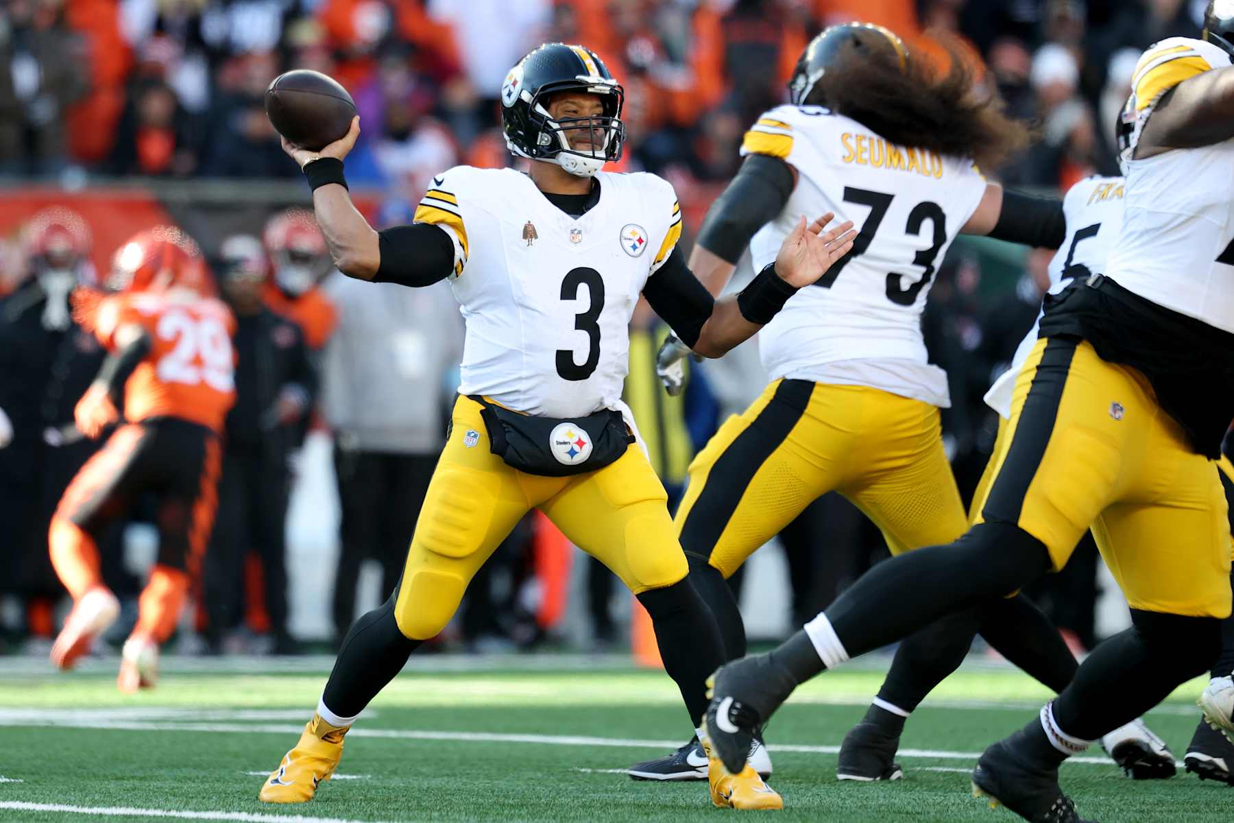 CINCINNATI, OHIO - DECEMBER 01: Russell Wilson #3 of the Pittsburgh Steelers throws a pass during the first quarter against the Cincinnati Bengals at Paycor Stadium on December 01, 2024 in Cincinnati, Ohio. (Photo by Andy Lyons/Getty Images)