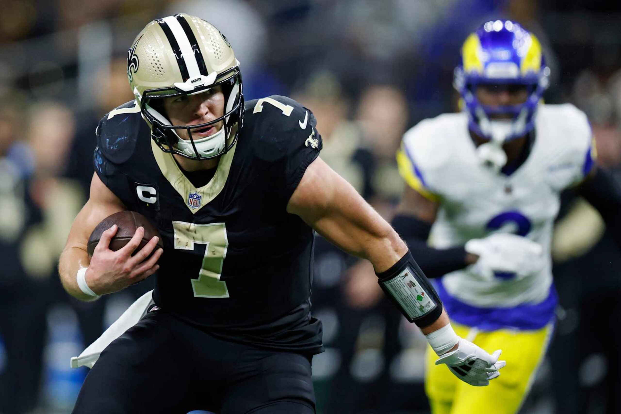 NEW ORLEANS, LOUISIANA - DECEMBER 01: Taysom Hill #7 of the New Orleans Saints carries the ball against the Los Angeles Rams during the first quarter at Caesars Superdome on December 01, 2024 in New Orleans, Louisiana. (Photo by Chris Graythen/Getty Images)