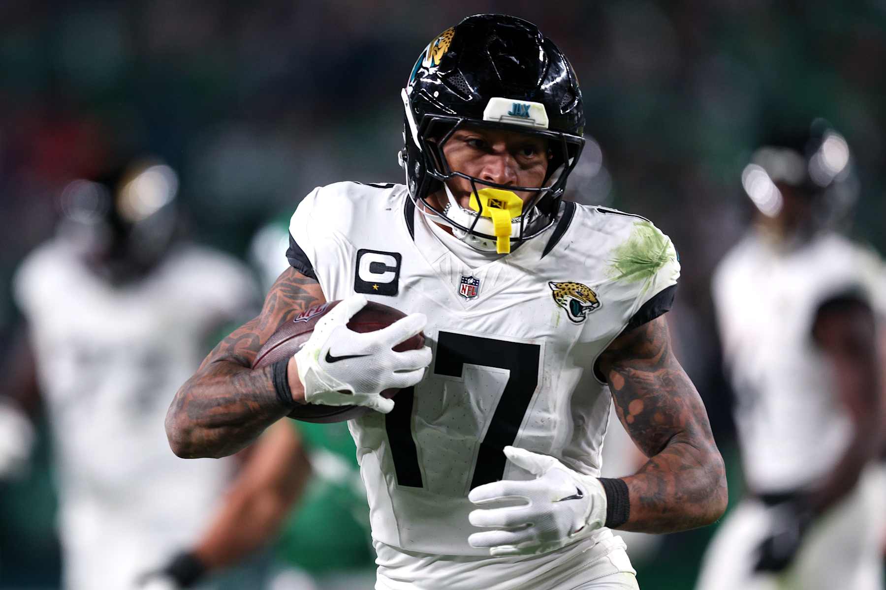 PHILADELPHIA, PENNSYLVANIA - NOVEMBER 03: Evan Engram #17 of the Jacksonville Jaguars runs after a catch in the fourth quarter of a game against the Philadelphia Eagles at Lincoln Financial Field on November 03, 2024 in Philadelphia, Pennsylvania. (Photo by Elsa/Getty Images) PHILADELPHIA, PENNSYLVANIA - NOVEMBER 03: Evan Engram #17 of the Jacksonville Jaguars runs after a catch in the fourth quarter of a game against the Philadelphia Eagles at Lincoln Financial Field on November 03, 2024 in Philadelphia, Pennsylvania. (Photo by Elsa/Getty Images)