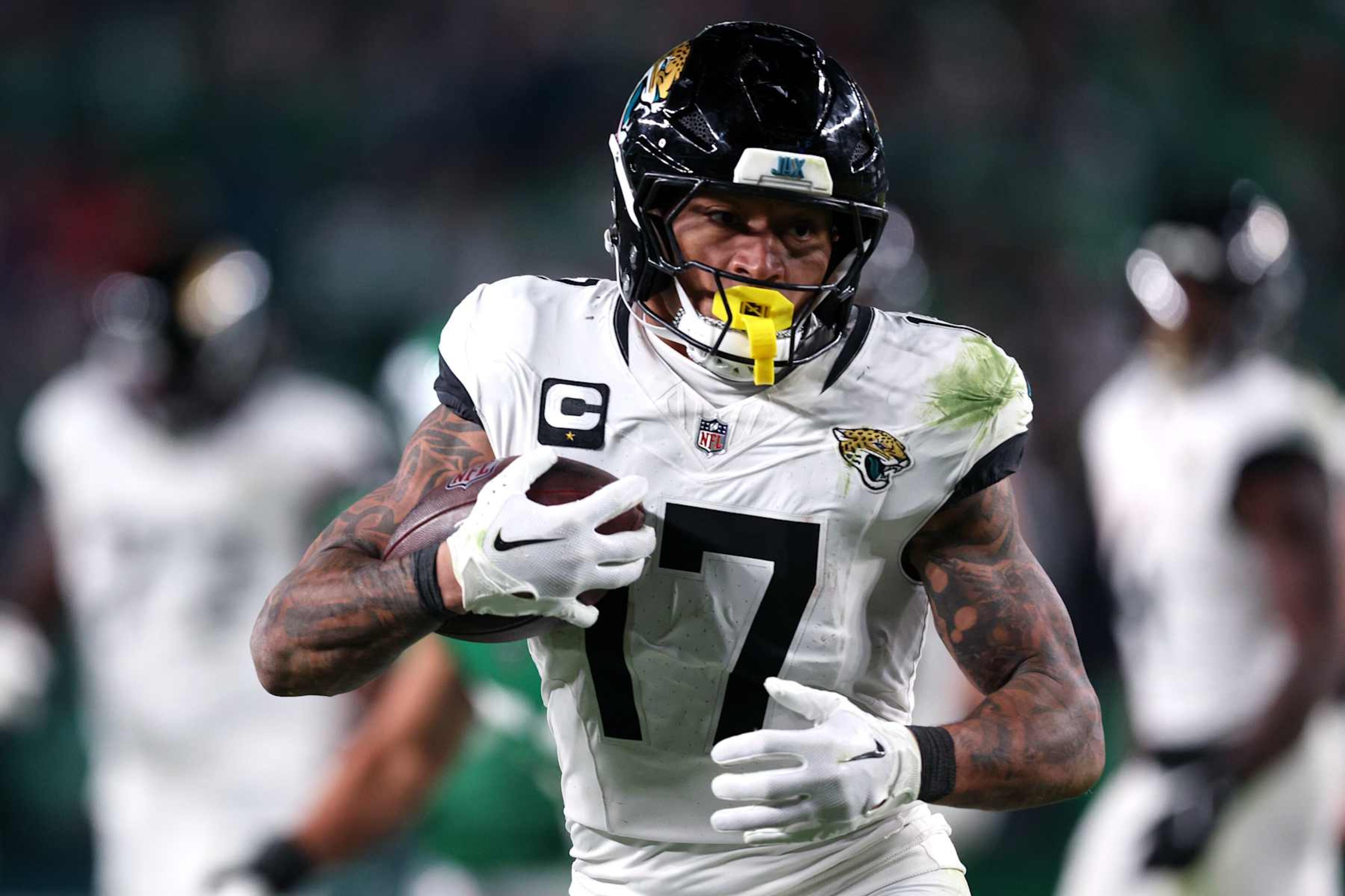 PHILADELPHIA, PENNSYLVANIA - NOVEMBER 03: Evan Engram #17 of the Jacksonville Jaguars runs after a catch in the fourth quarter of a game against the Philadelphia Eagles at Lincoln Financial Field on November 03, 2024 in Philadelphia, Pennsylvania. (Photo by Elsa/Getty Images) PHILADELPHIA, PENNSYLVANIA - NOVEMBER 03: Evan Engram #17 of the Jacksonville Jaguars runs after a catch in the fourth quarter of a game against the Philadelphia Eagles at Lincoln Financial Field on November 03, 2024 in Philadelphia, Pennsylvania. (Photo by Elsa/Getty Images)