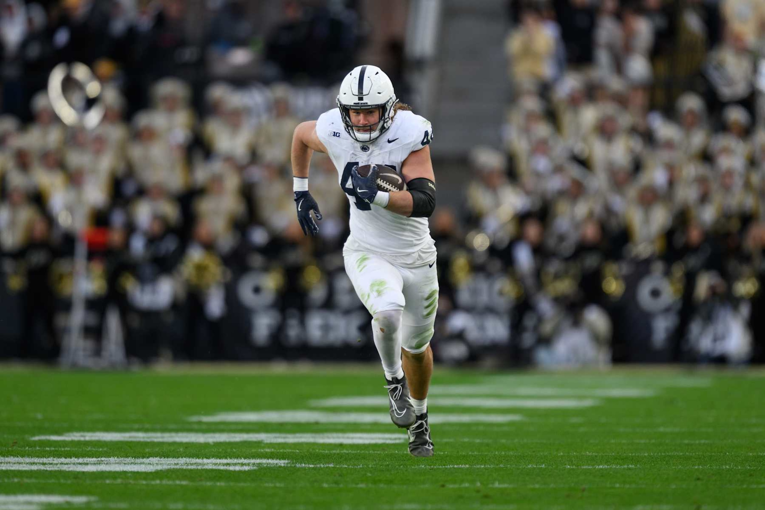 WEST LAFAYETTE, IN - NOVEMBER 16: Penn State Nittany Lions tight end Tyler Warren (44) runs down the field after a catch during the college football game between the Purdue Boilermakers and Penn State Nittany Lions on November 16, 2024, at Ross-Ade Stadium in West Lafayette, IN. (Photo by Zach Bolinger/Icon Sportswire via Getty Images)
