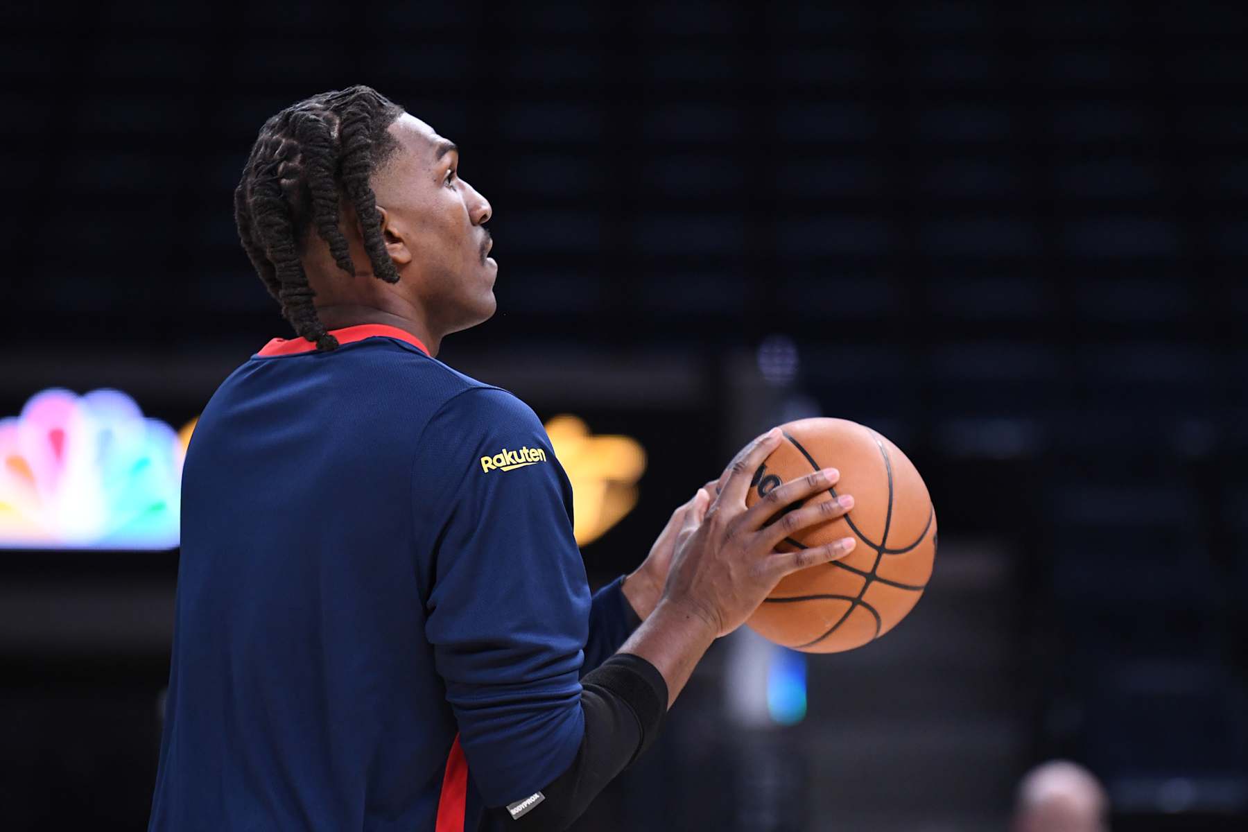SAN FRANCISCO, CA - NOVEMBER 27: Kevon Looney #5 of the Golden State Warriors warms up before the game against the Oklahoma City Thunder on November 27, 2024 at Chase Center in San Francisco, California. NOTE TO USER: User expressly acknowledges and agrees that, by downloading and or using this photograph, user is consenting to the terms and conditions of Getty Images License Agreement. Mandatory Copyright Notice: Copyright 2024 NBAE (Photo by Noah Graham/NBAE via Getty Images)