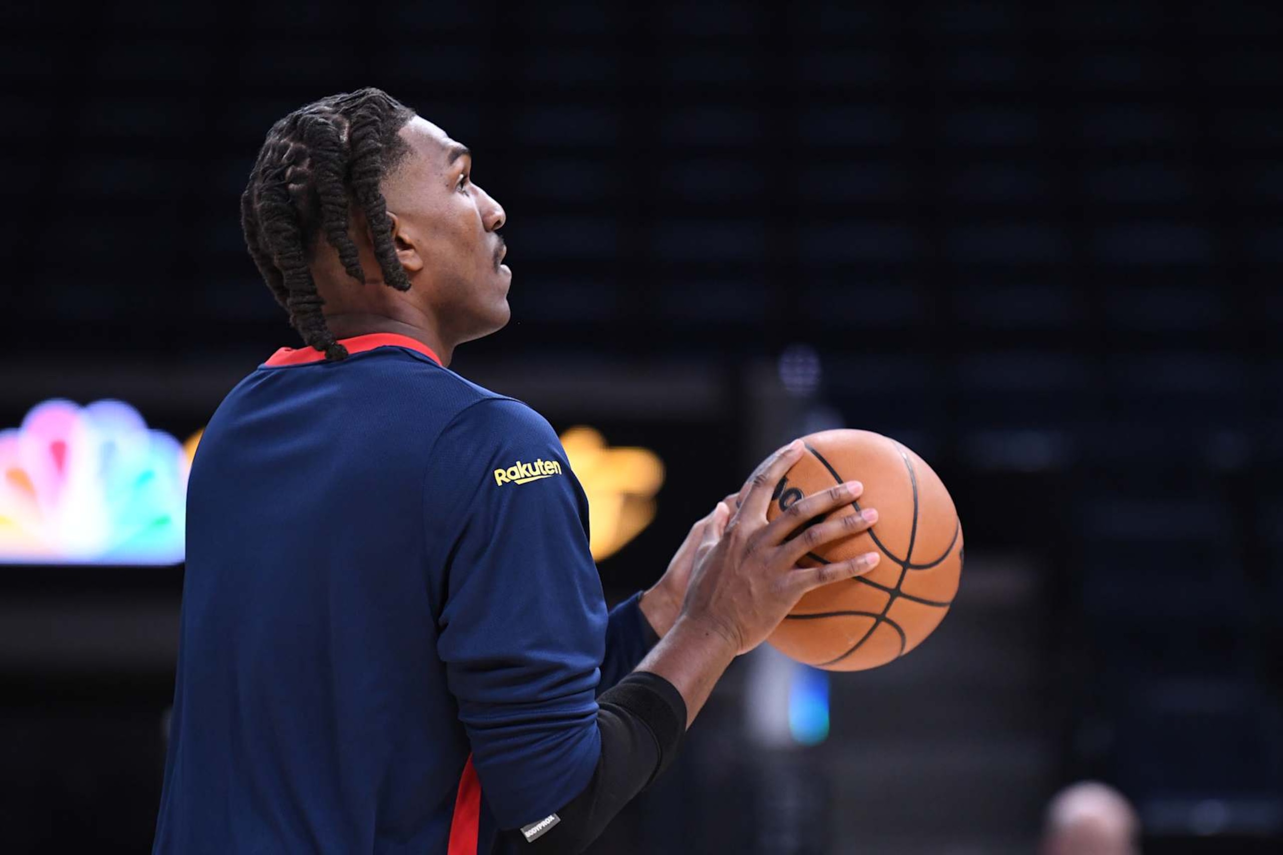 SAN FRANCISCO, CA - NOVEMBER 27: Kevon Looney #5 of the Golden State Warriors warms up before the game against the Oklahoma City Thunder on November 27, 2024 at Chase Center in San Francisco, California. NOTE TO USER: User expressly acknowledges and agrees that, by downloading and or using this photograph, user is consenting to the terms and conditions of Getty Images License Agreement. Mandatory Copyright Notice: Copyright 2024 NBAE (Photo by Noah Graham/NBAE via Getty Images)